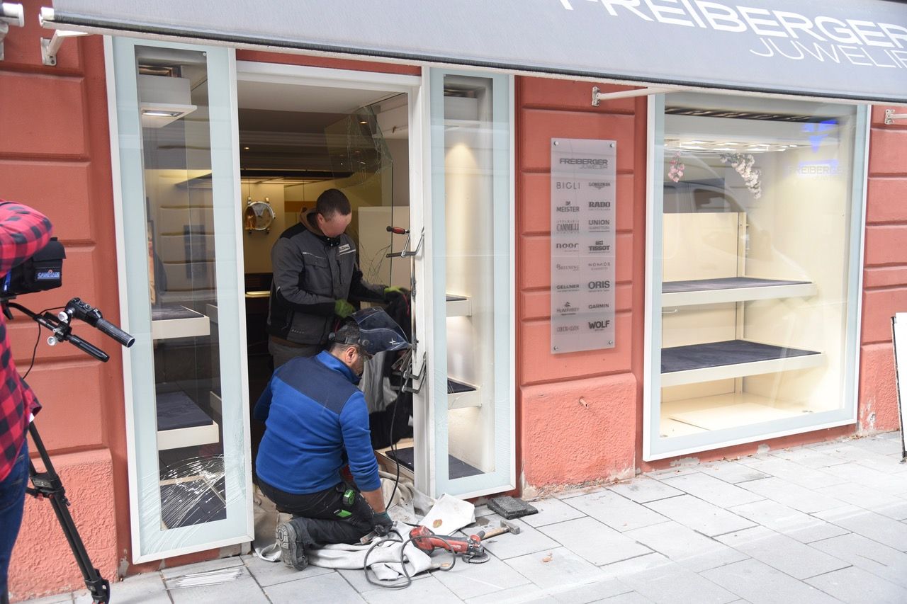 Rammbock-Einbruch in Wr. Neustadt: Donnerstagmittag liefen nach der Tatortarbeit die Aufräumarbeiten.