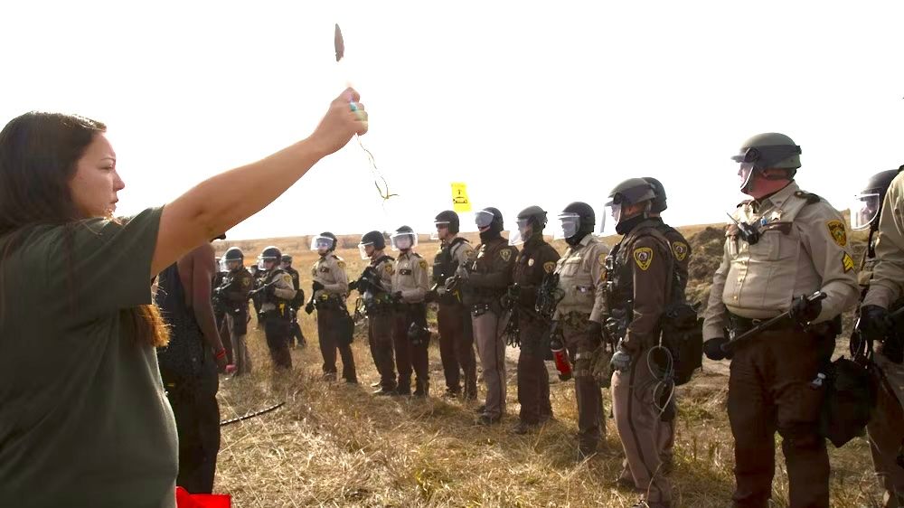 Indianer-Feder gegen die Staatsgewalt: Sioux-Indigene demonstrieren vor Sicherheitskräften in North Dakota.