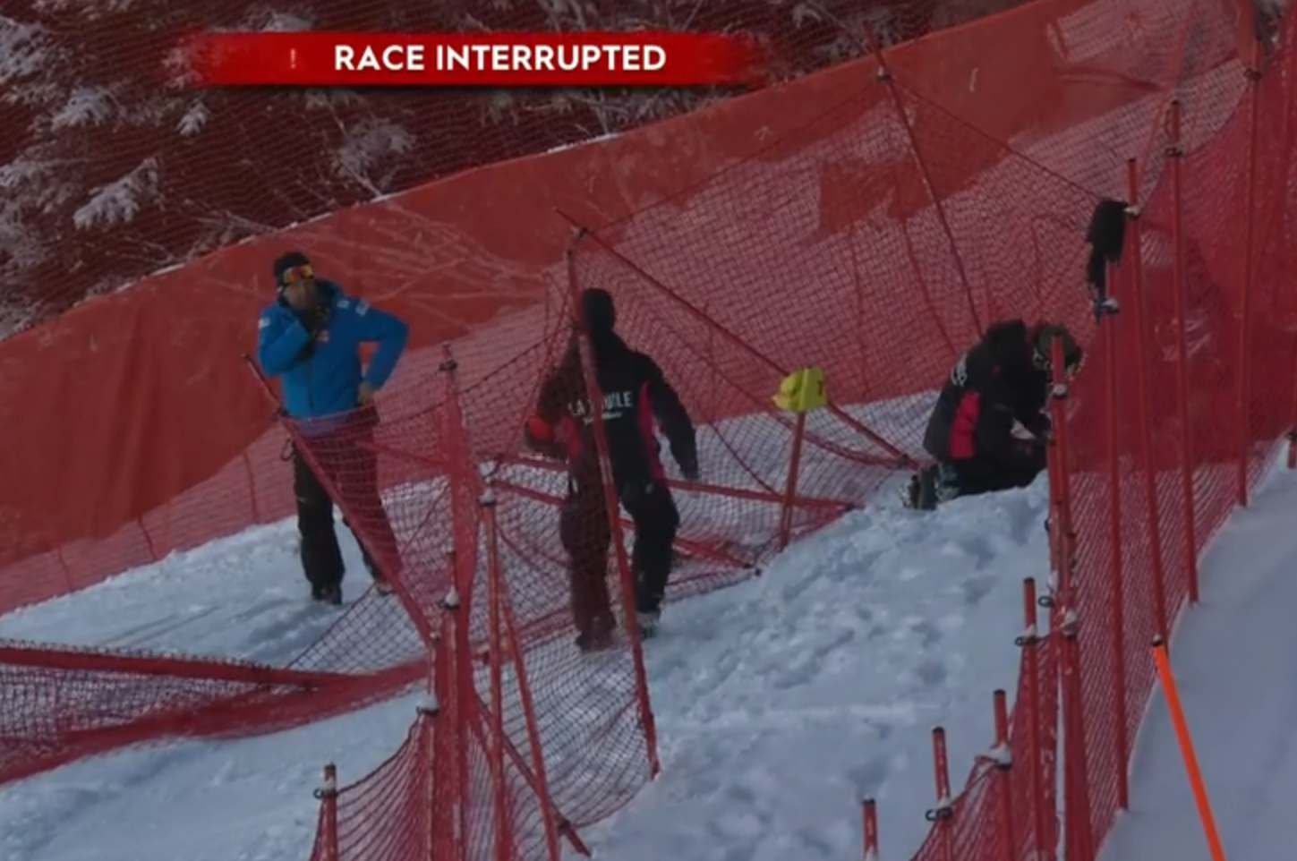 Schock in La Thuile: Neben der Strecke wird eine Person reanimiert.