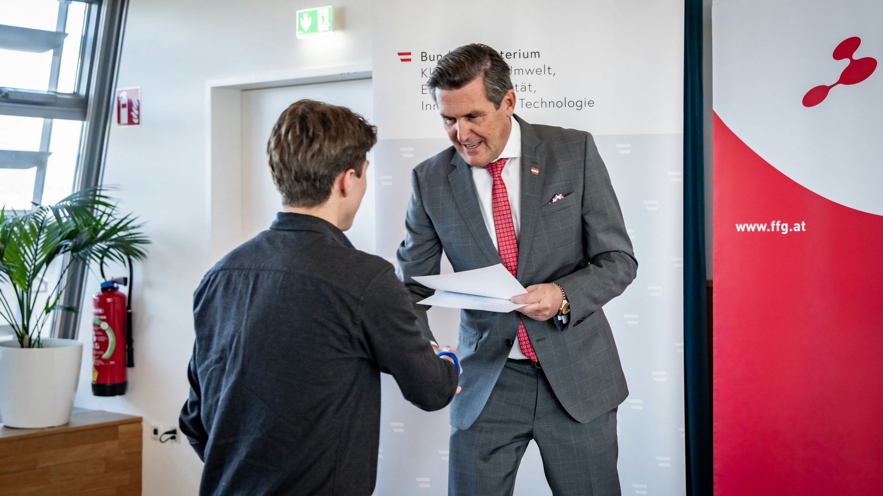 Minister Hanke überreichte den Schülern die Urkunde für ihren ausgezeichneten Praktikumsbeitrag.