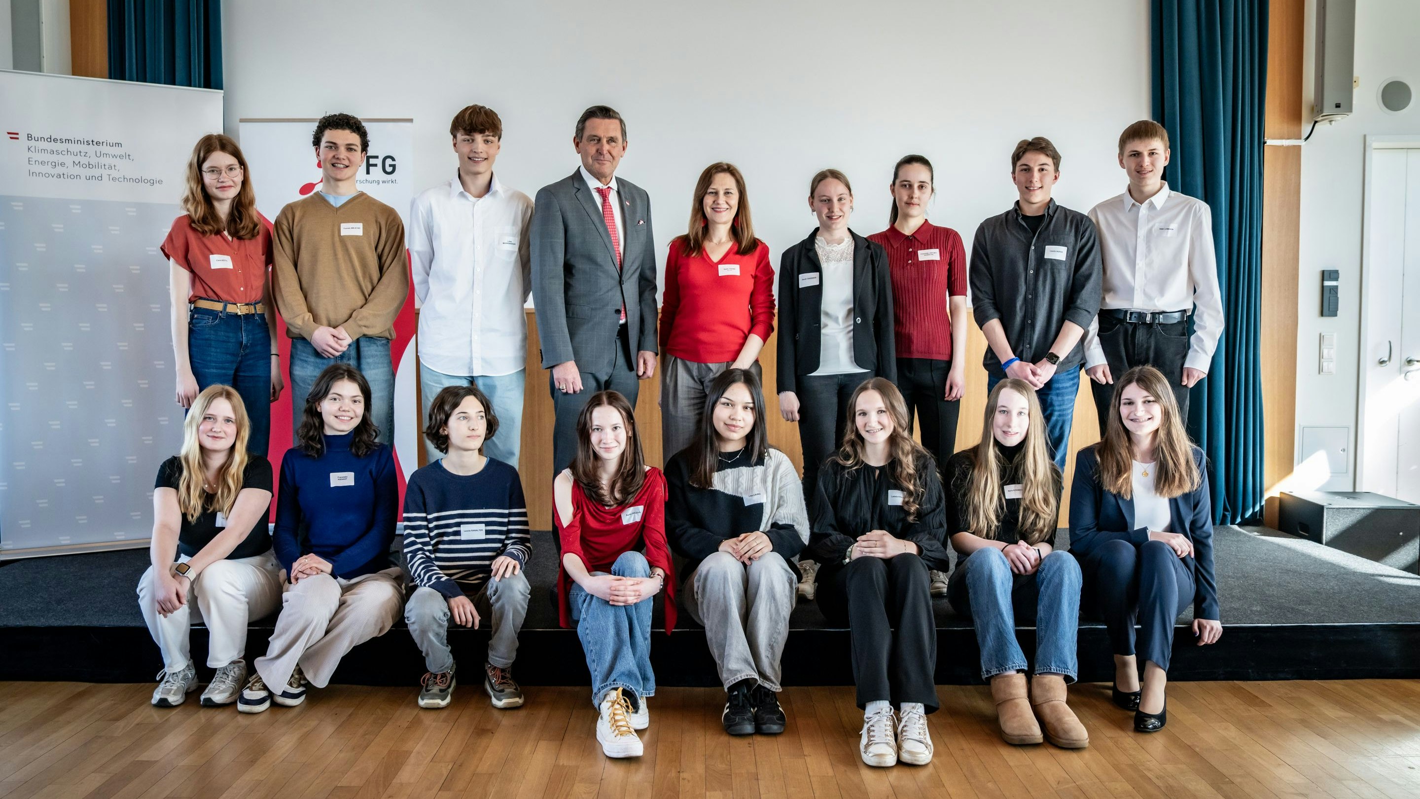 Gruppenbild mit Minister: Die Jugendlichen wurden für ihren Bericht oder ihr Video zu einem Forschungspraktikum ausgezeichnet.