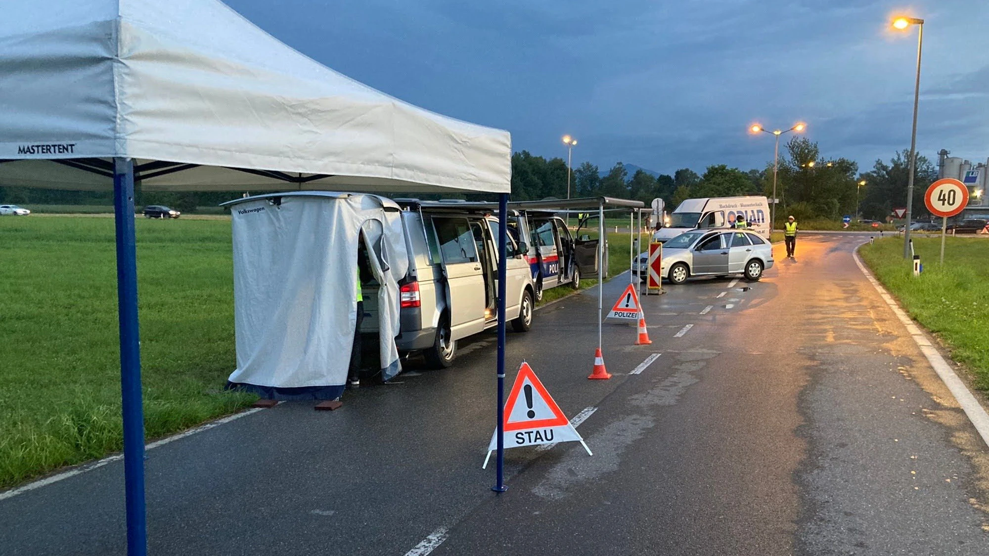 Heute.at - Mercedes-Rowdy (23) ohne Schein rast Polizei davon