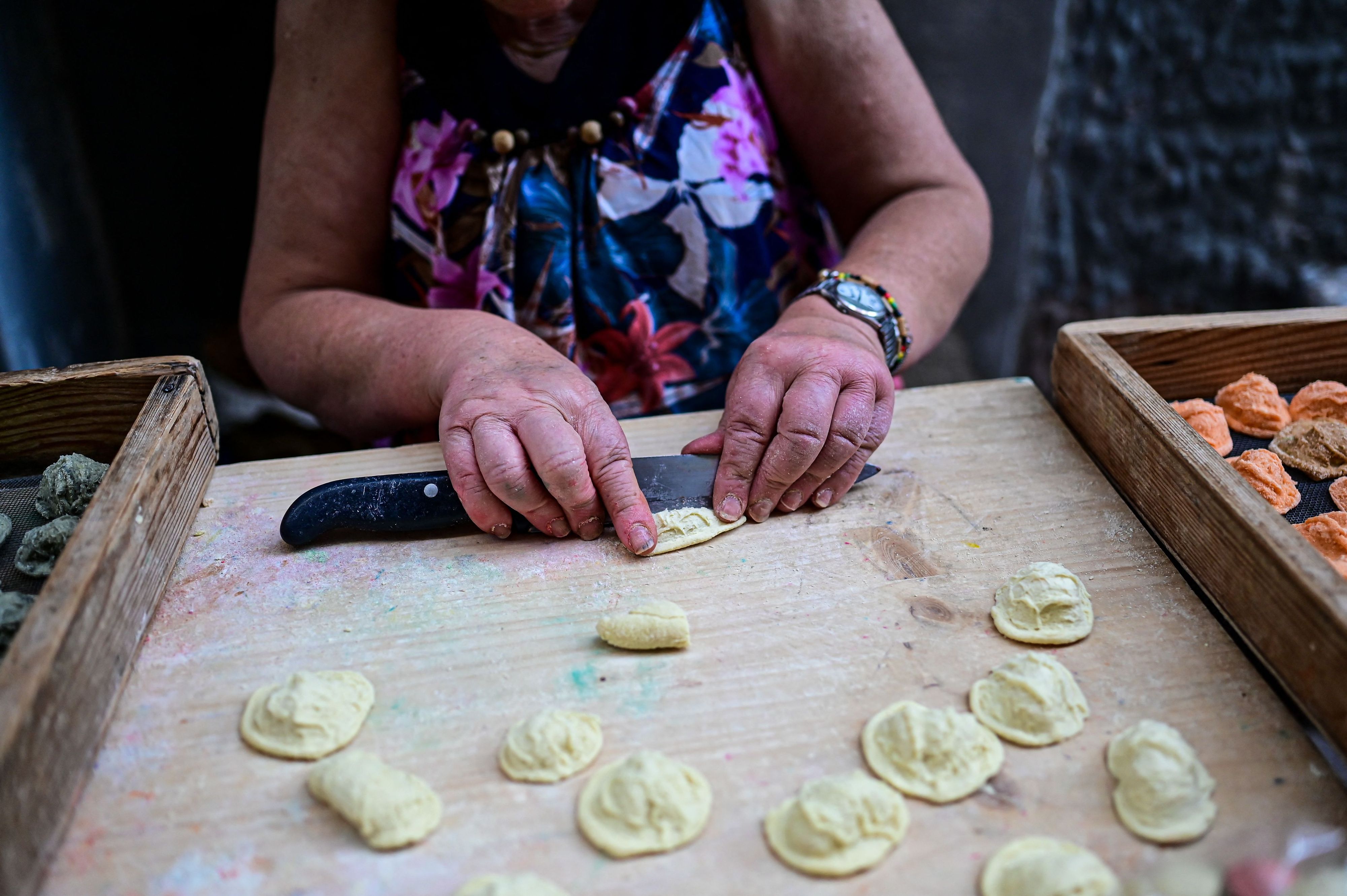 Die berühmten Orecchiette bekommen durch eine spezielle Messertechnik ihre Öhrchenform.