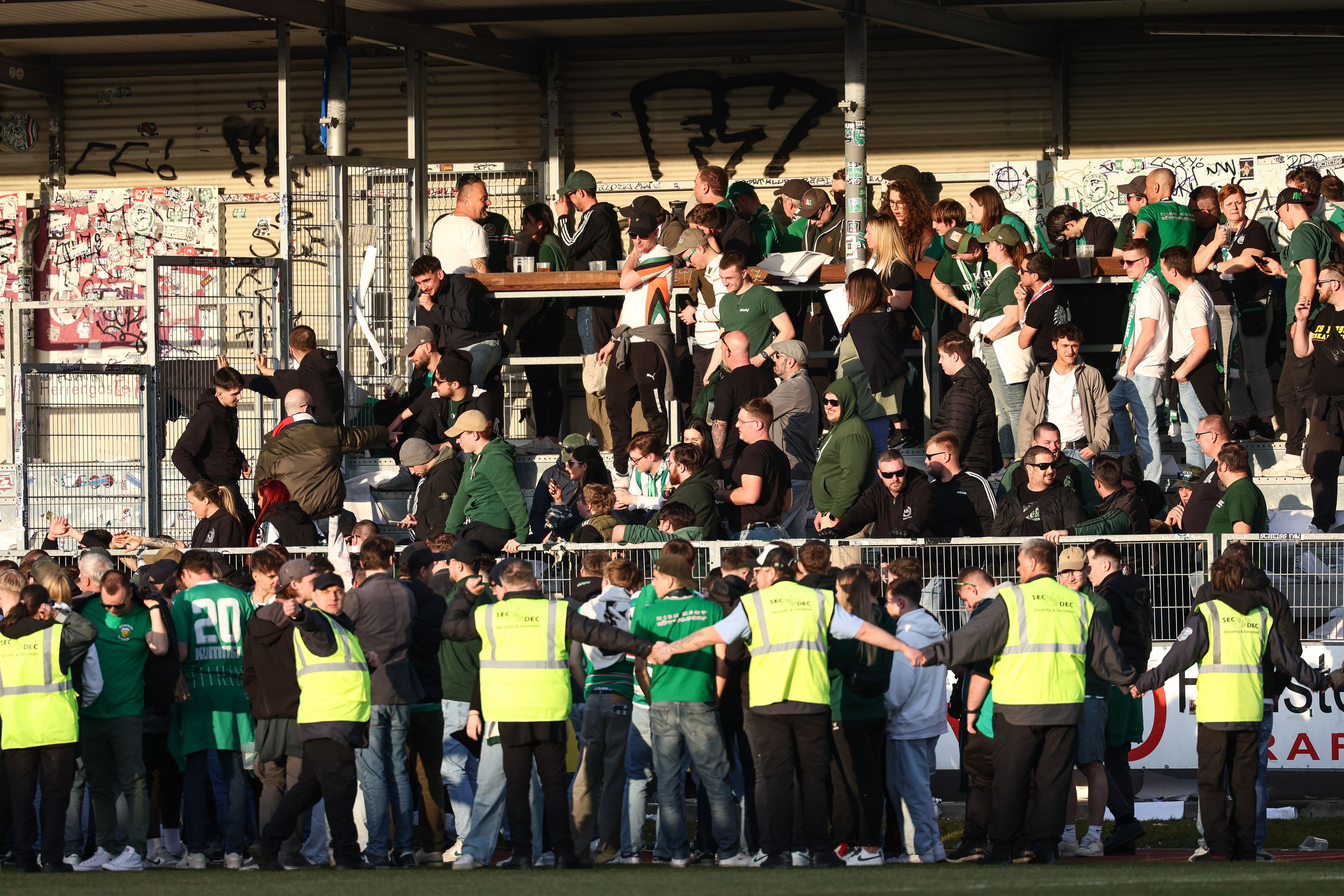 Rapid-Fans lieferten sich in Hartberg ein Duell mit der Polizei.