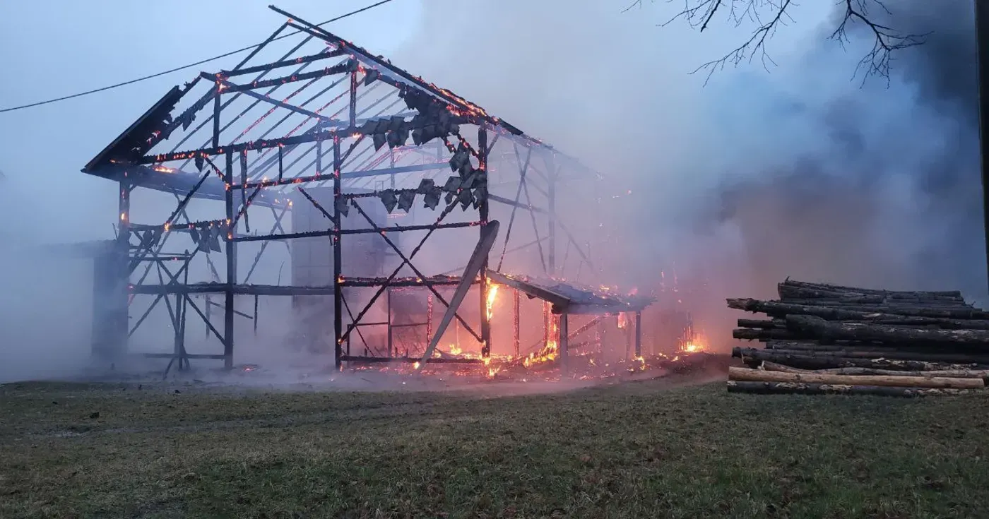 Das Gebäude brannte vollständig nieder.