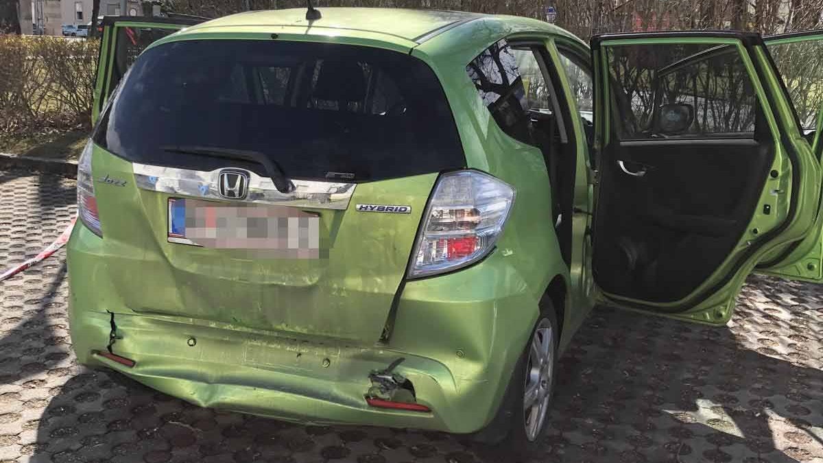 Mit diesem Auto rasten Täter in das Juwelier-Geschäft.