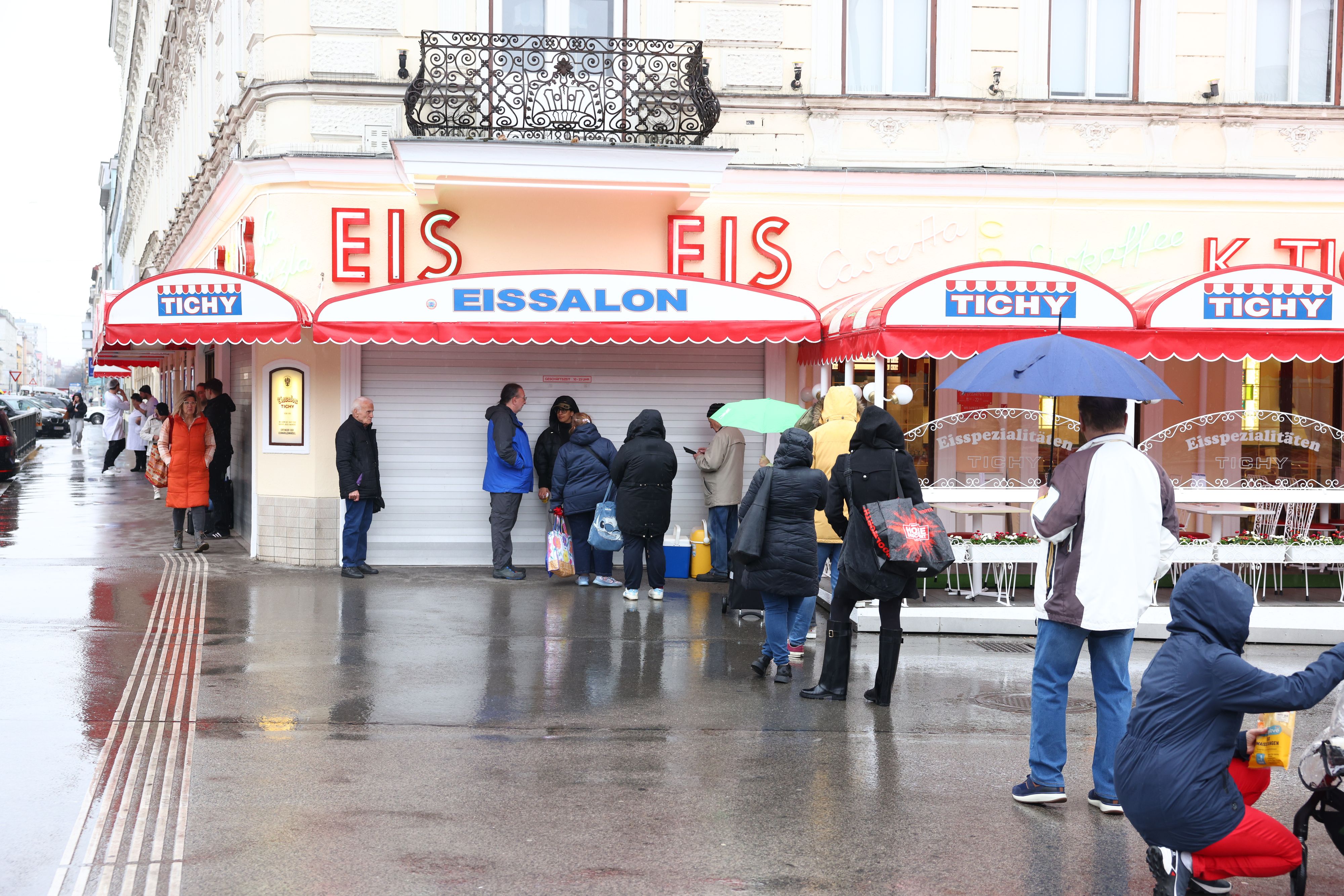 Am Freitag (14.03.2025) startete das Kult-Eisgeschäft Tichy in Favoriten in die Saison.