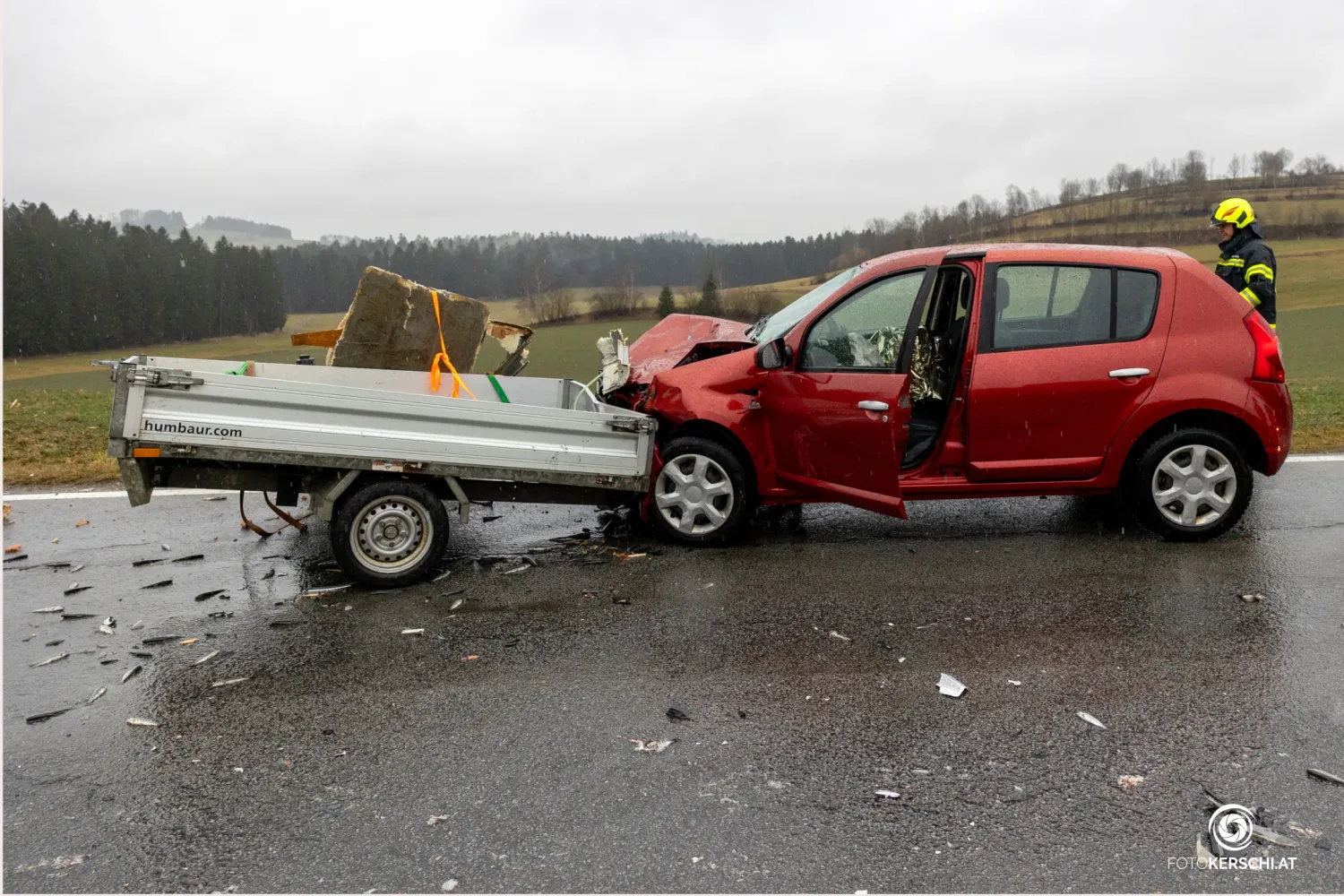 Die 1.000 Fische landeten verstreut auf der Fahrbahn.