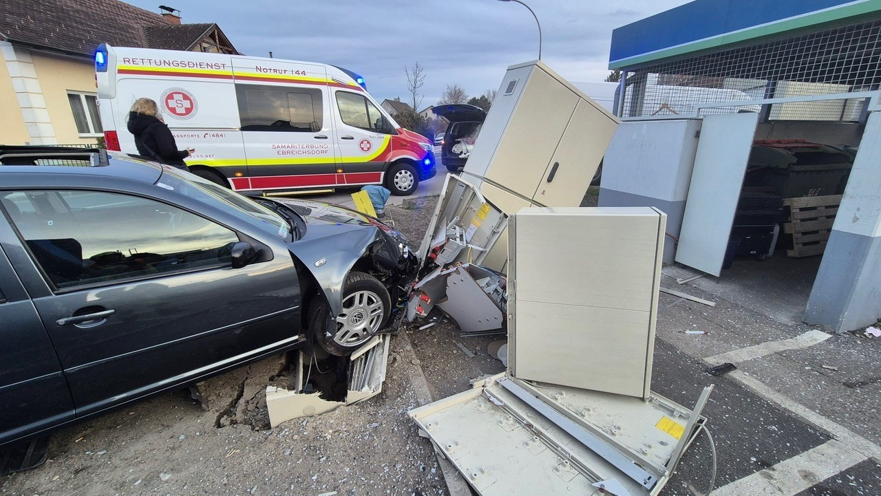 Aufgrund eines Zusammenpralls krachte ein Auto in die E-Tankstelle.