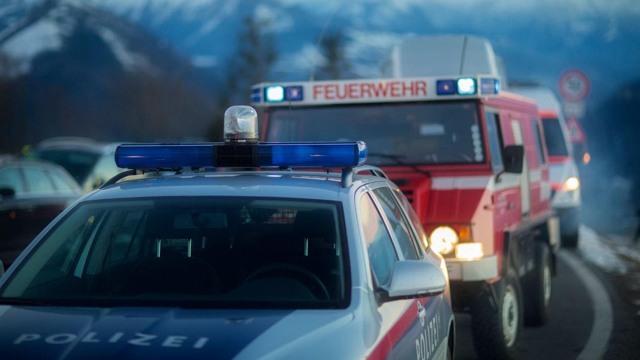 Polizei, Rettung und Feuerwehr standen bei dem Verkehrsunfall im Einsatz. Symbolbild. 