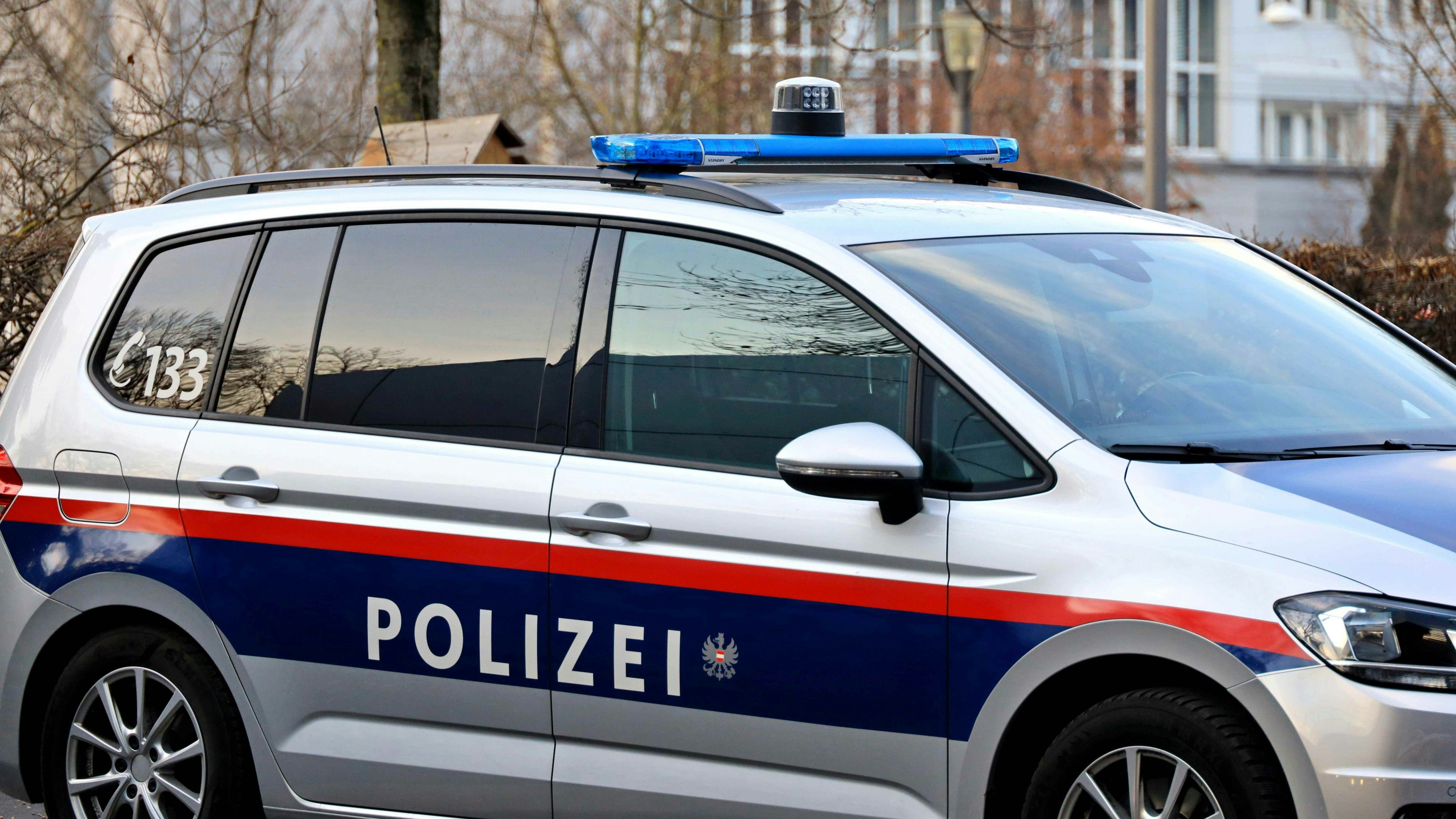 Download von www.picturedesk.com am 14.03.2025 (13:59).  13.02.2025, Linz, AUT, Unterwegs in Oberösterreich, Themenbild, Symbolbild, Verschiedene Themenbilder, im Bild Polizei, Linz, Einsatzfahrzeug, Verkehrsuebertreteung, Exekutive, Gewalt, Polizeieinsatz, Polizeiauto, Blaulichteinsatz, Verkehrsunfall, Verkehrsueberwachung, Blaulicht, Kriminalitaet, Pressefoto Scharinger © 2025, PhotoCredit Daniel Scharinger - 20250213_PD9509 - Rechteinfo: Rights Managed (RM) Nur fÃ¼r redaktionelle Nutzung!