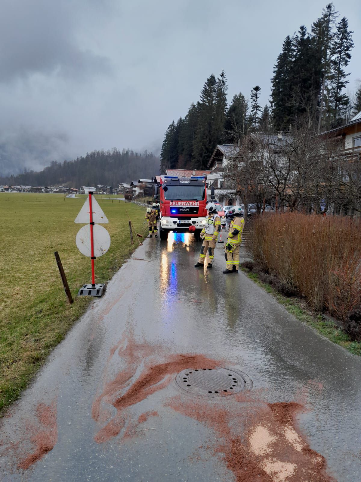 Das Öl wurde durch die Feuerwehr Kössen mittels Ölbindemittel gebunden.