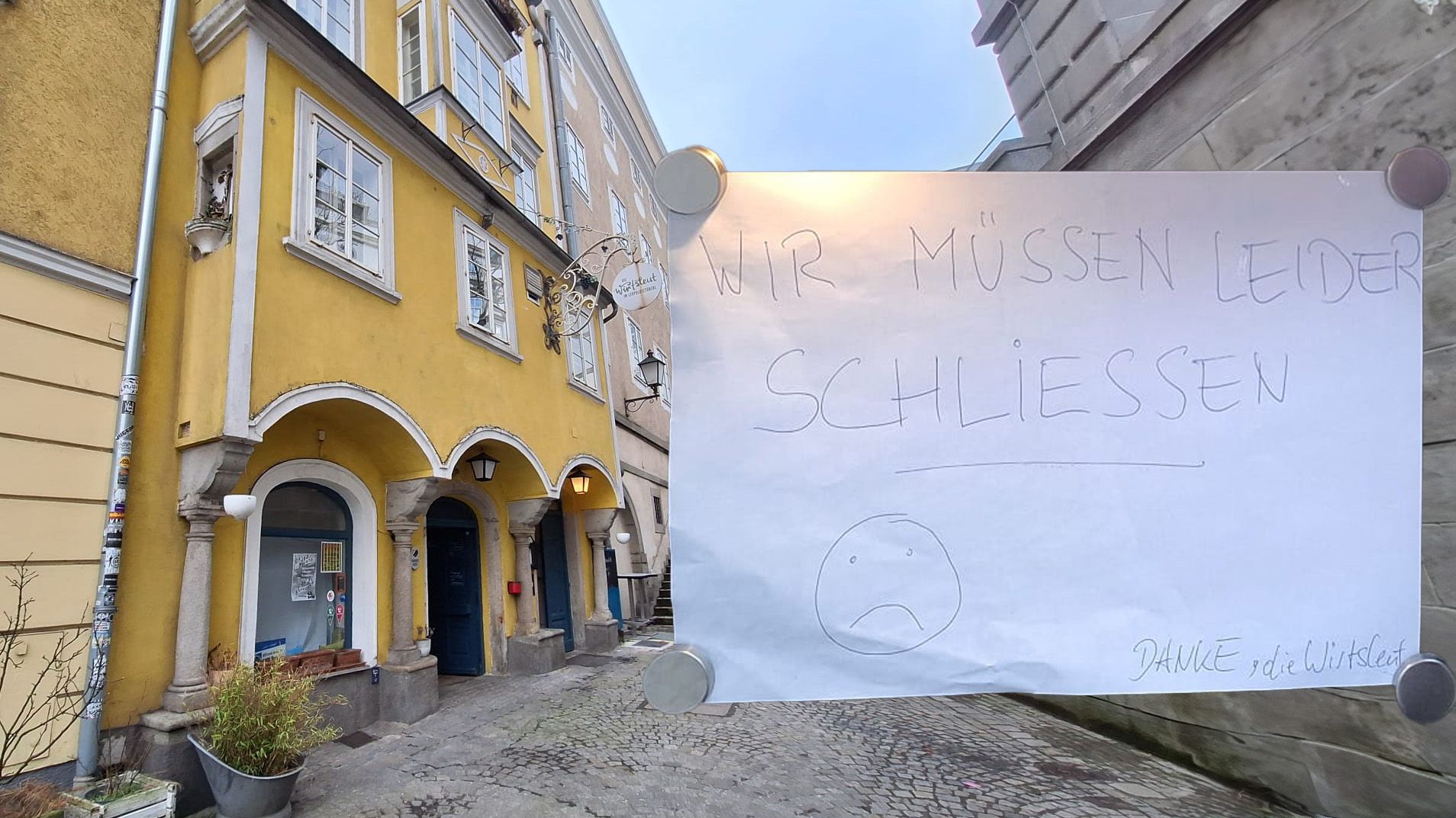 Das Traditionswirtshaus verabschiedet sich mit einem traurigen Smiley.