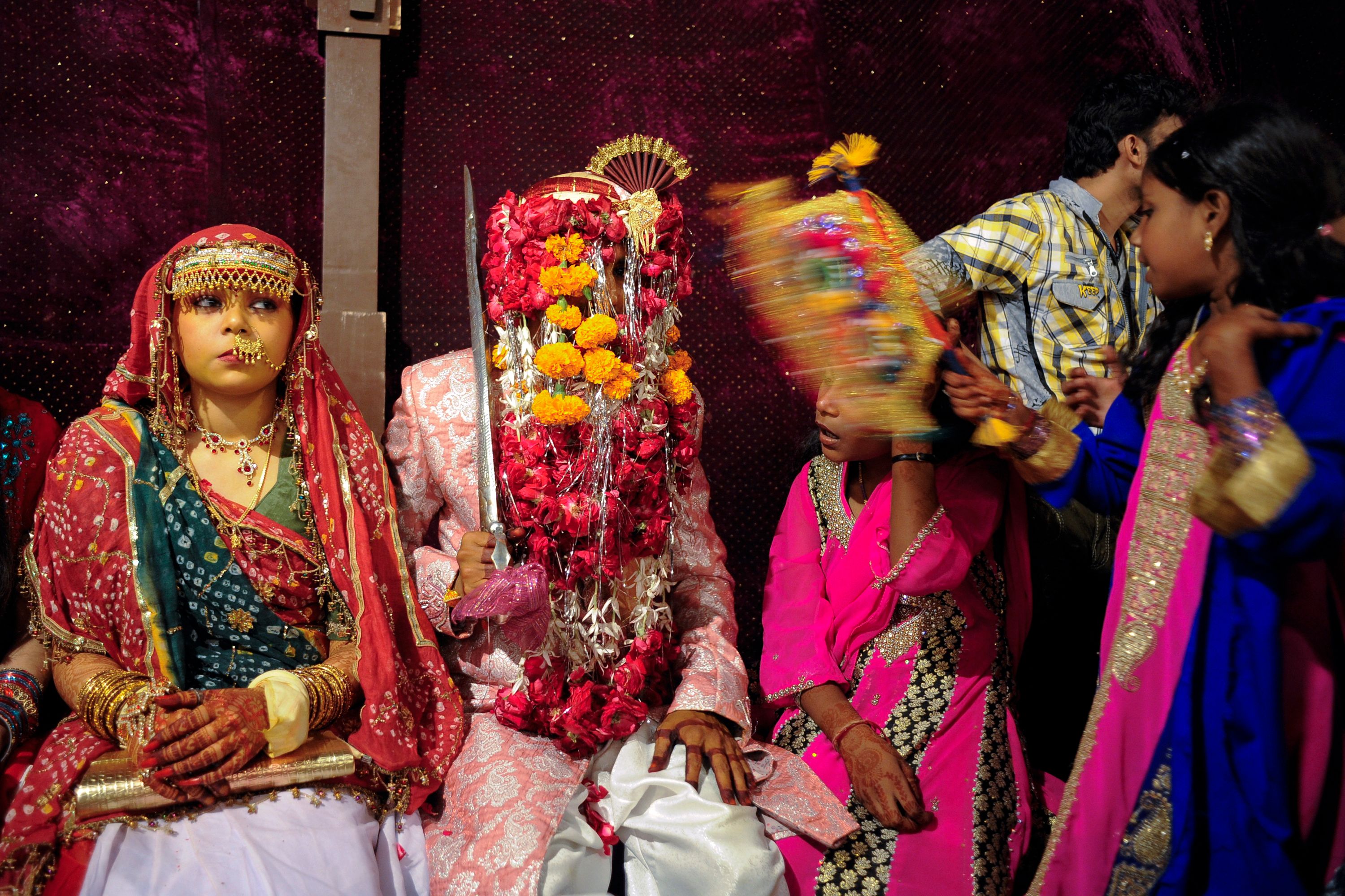 Der Blick sagt alles: Das Mädchen Preeti bei seiner Verheiratung in der Millionen-Metropole Karatschi.