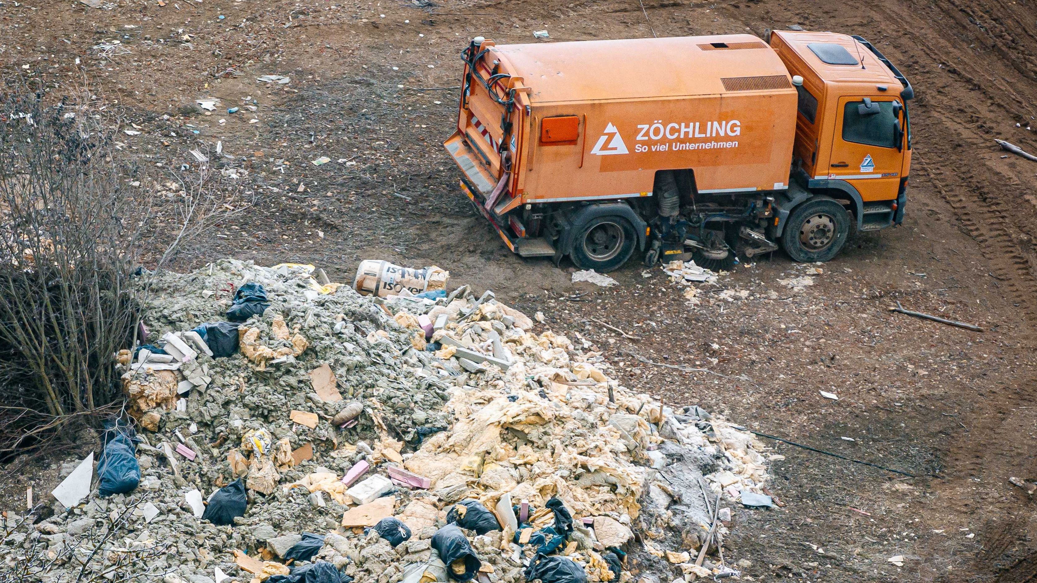 Tonnenweise illegal Müll verscharrt – Greenpeace erstattet Anzeige gegen die Zöchling GmbH.