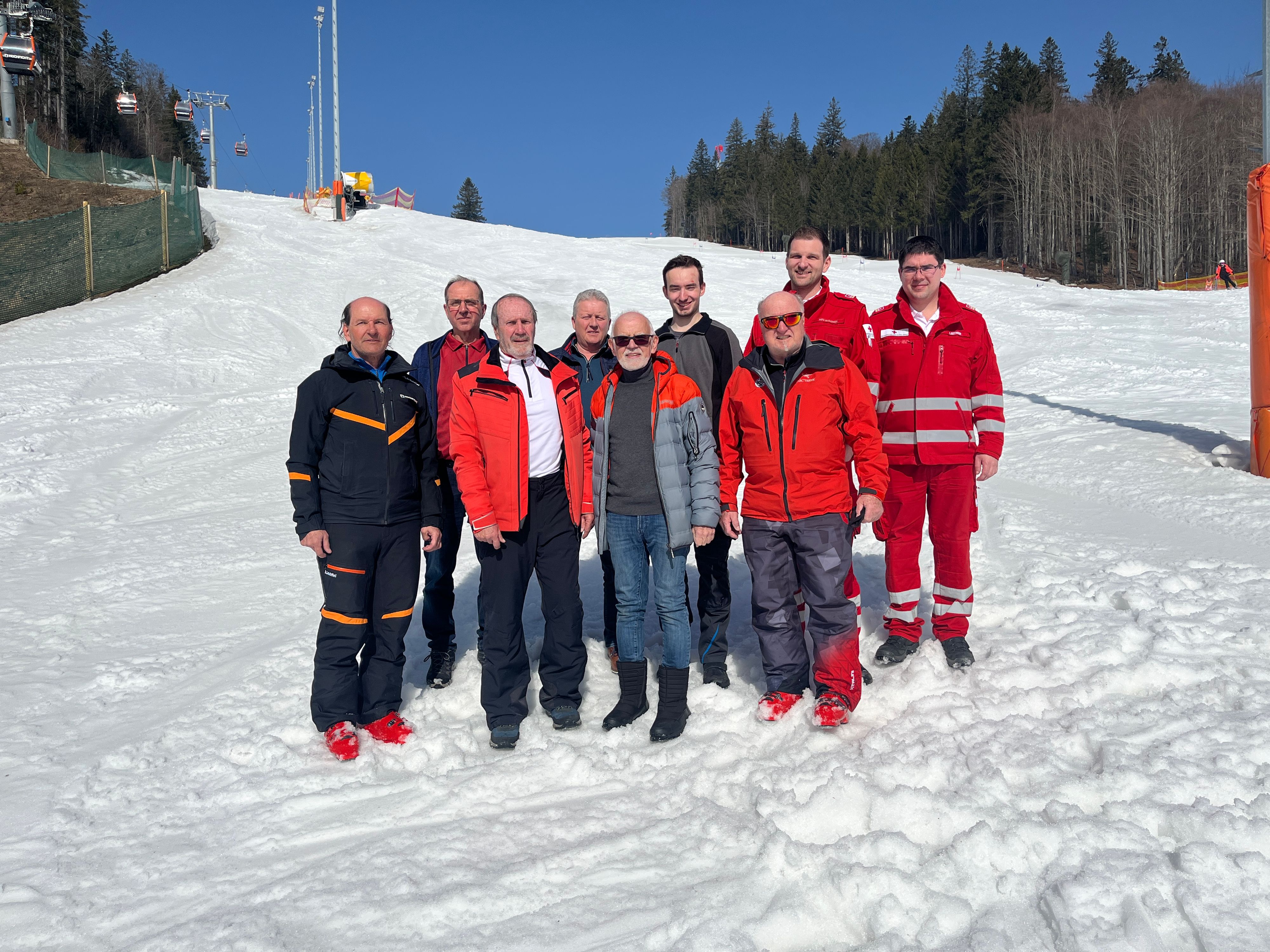 Zurück auf der Piste: v.l.: Gerald Paschinger, Gerhard Trautner, Edwin Obermüller, Ewald Pfoser, Rudolf Pfoser, Markus Mittermüller, Ludwig Gabriel, Stefan Wagner und Jürgen Leitner.