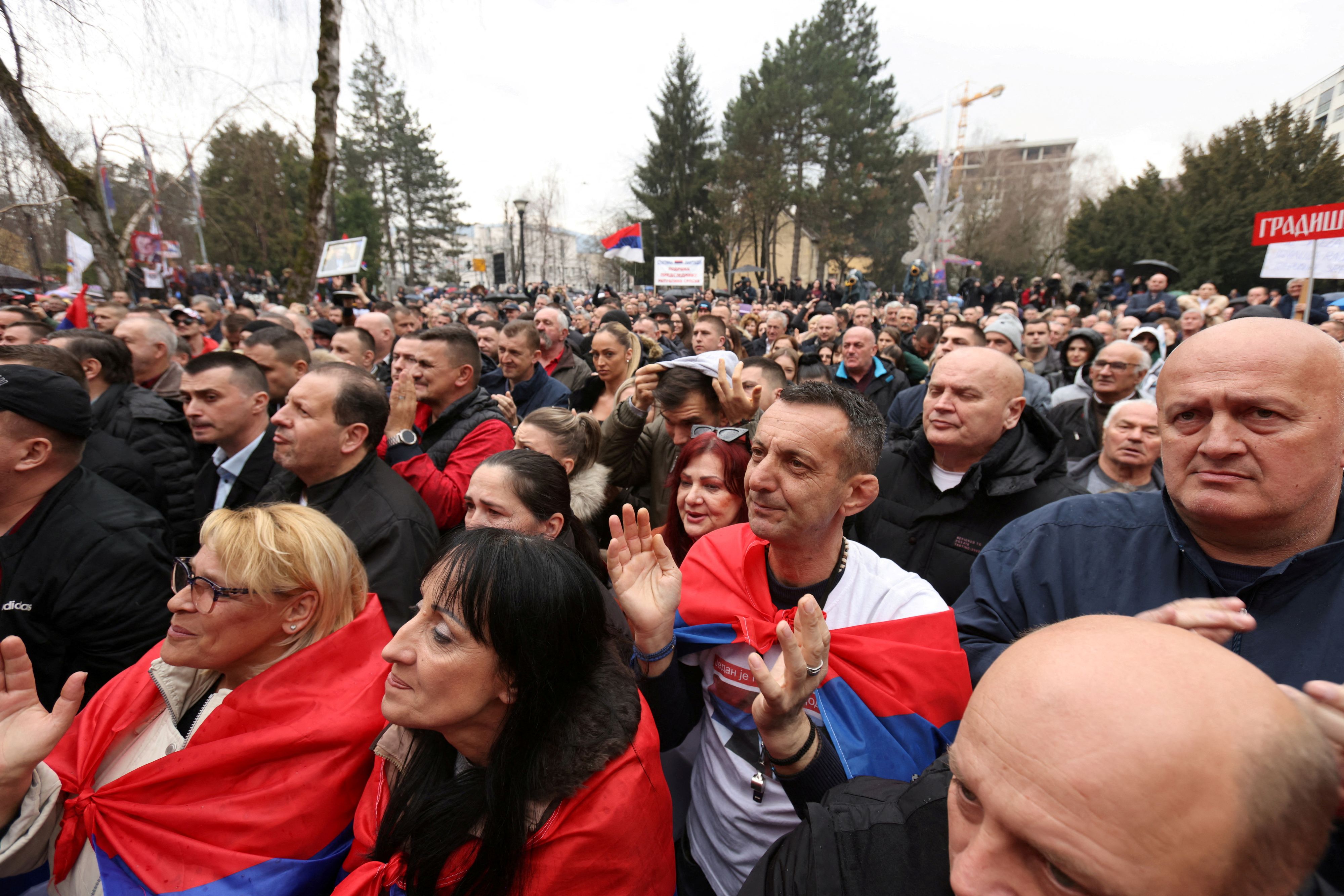 Die Republika Srpska, eine der beiden Entitäten Bosnien und Herzegowinas, erklärte per Gesetz Entscheidungen der bosnischen Justiz für ungültig und droht bosnischen Serben, die für gesamtstaatliche Institutionen arbeiten, mit bis zu fünf Jahren Haft.