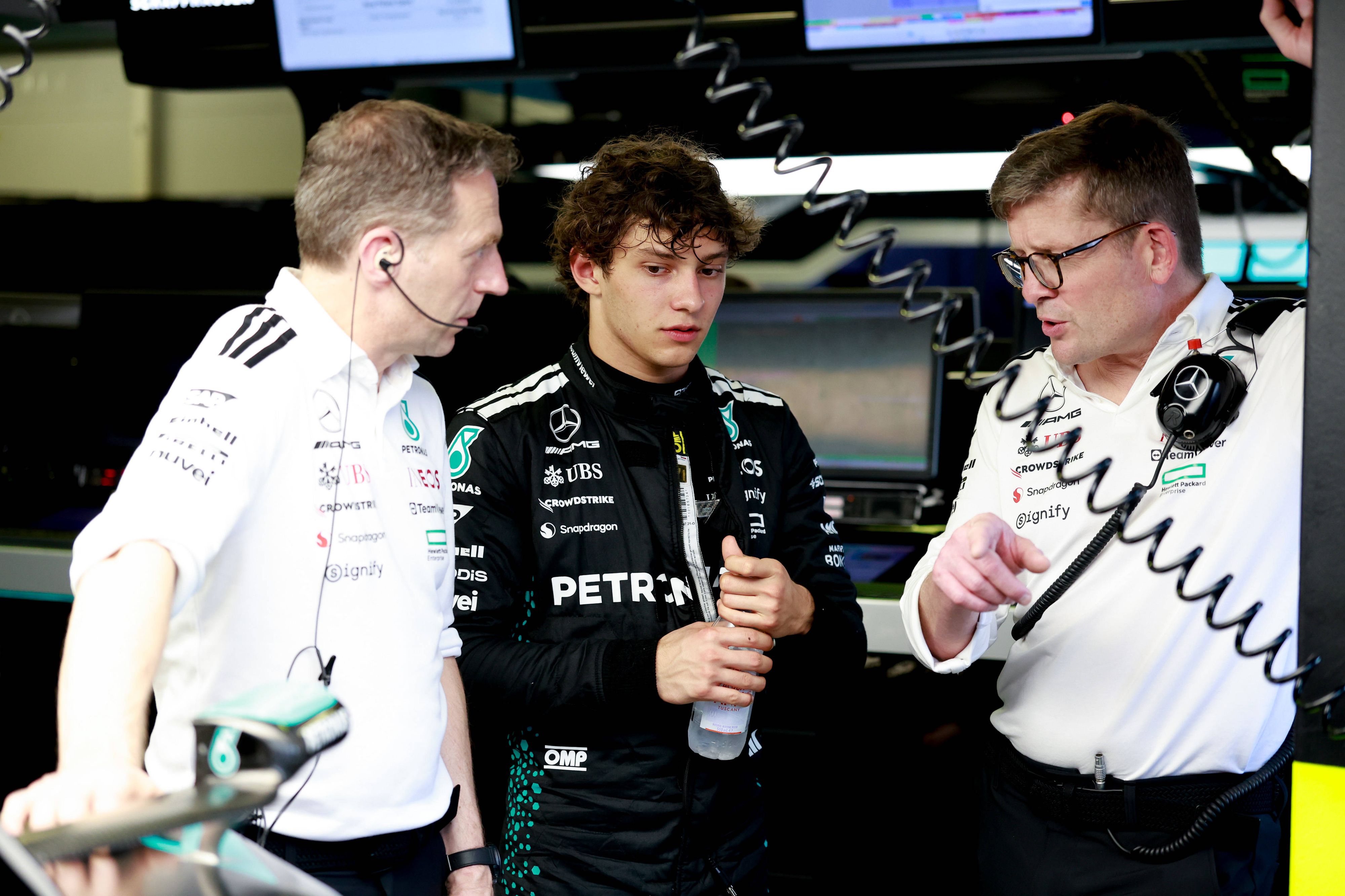 Auf Kimi Antonelli (m.) wartet noch viel Arbeit.