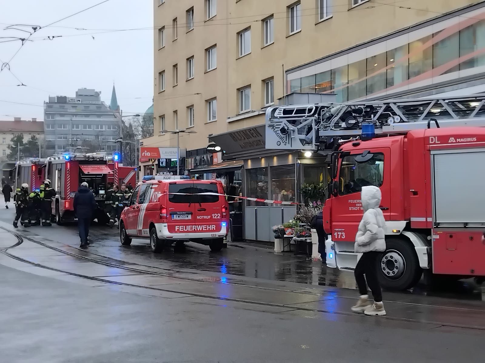 Reumannplatz abgesperrt! Brand in Wiener Mäci-Filiale.