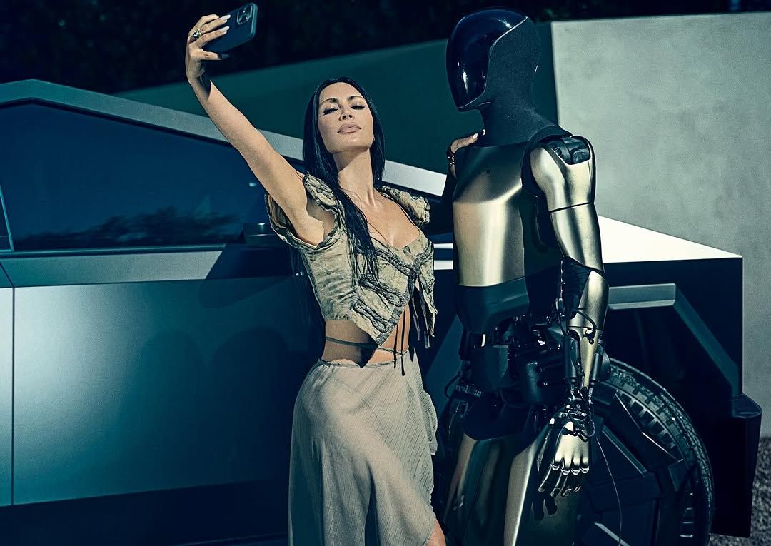Kim Kardashian postete am Freitag Bilder von einem Fotoshooting auf Instagram, auf denen sie vor Teslas Cybertruck und Optimus-Roboter posiert.