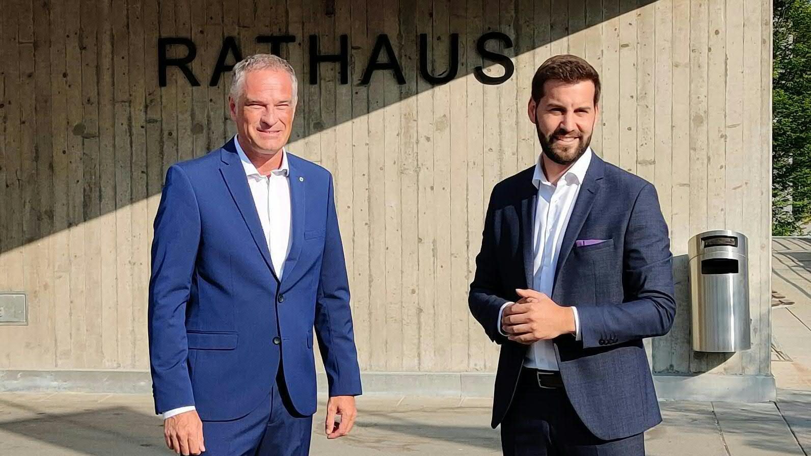 Deutlicher Wahlsieg für <strong>Simon Tschann</strong> (ÖVP, rechts, mit SPÖ-Herausforderer Mario Leiter) zeichnet sich ab