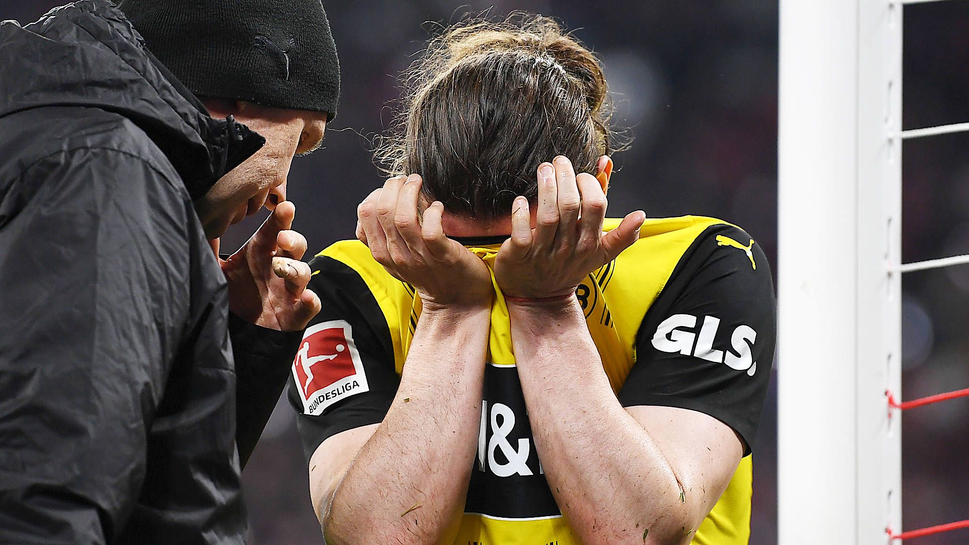 Marcel Sabitzer versteckte sein schmerzverzerrtes Gesicht und Tränen im Trikot.