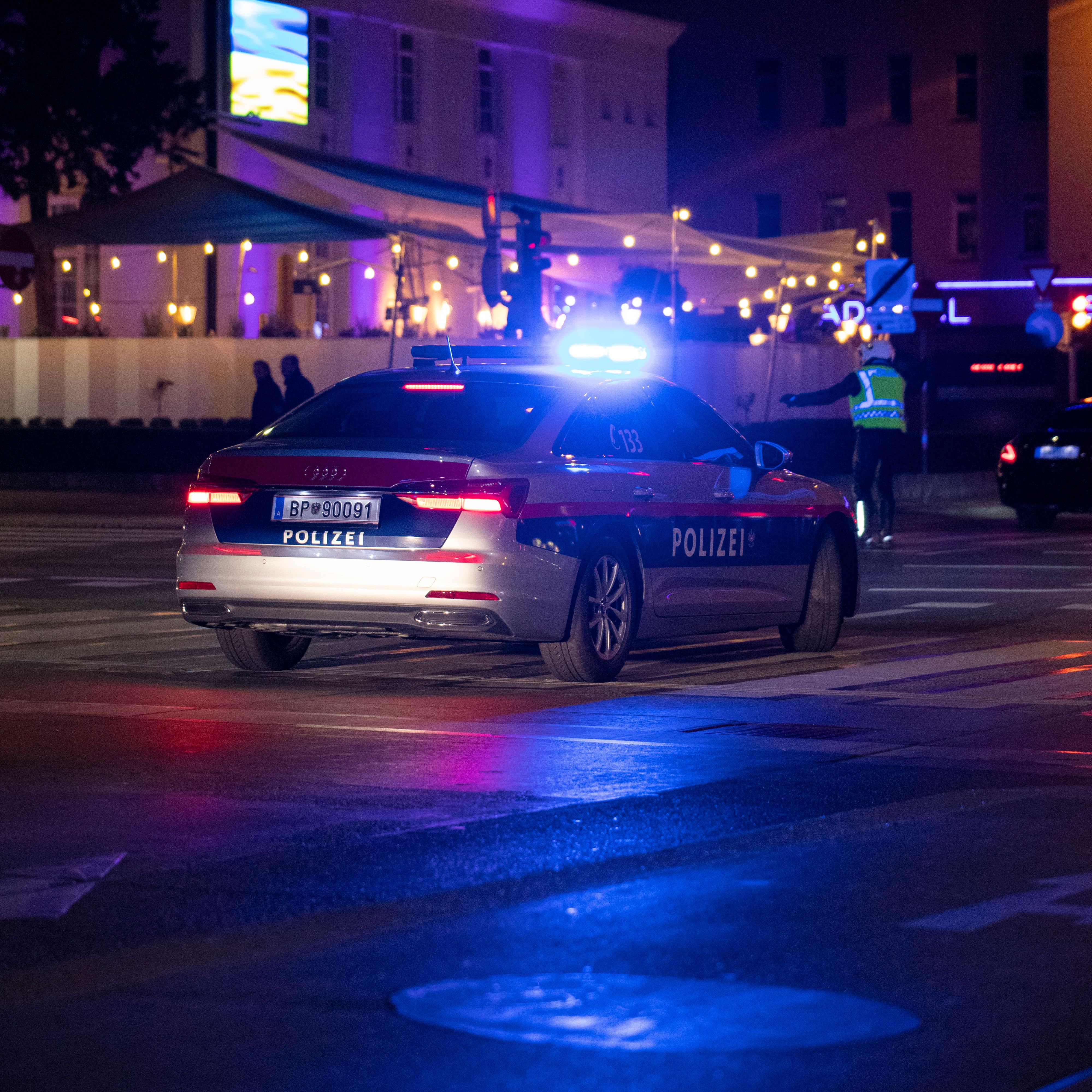 Polizeiauto mit Blaulicht bei Nacht in Wien. Archivbild