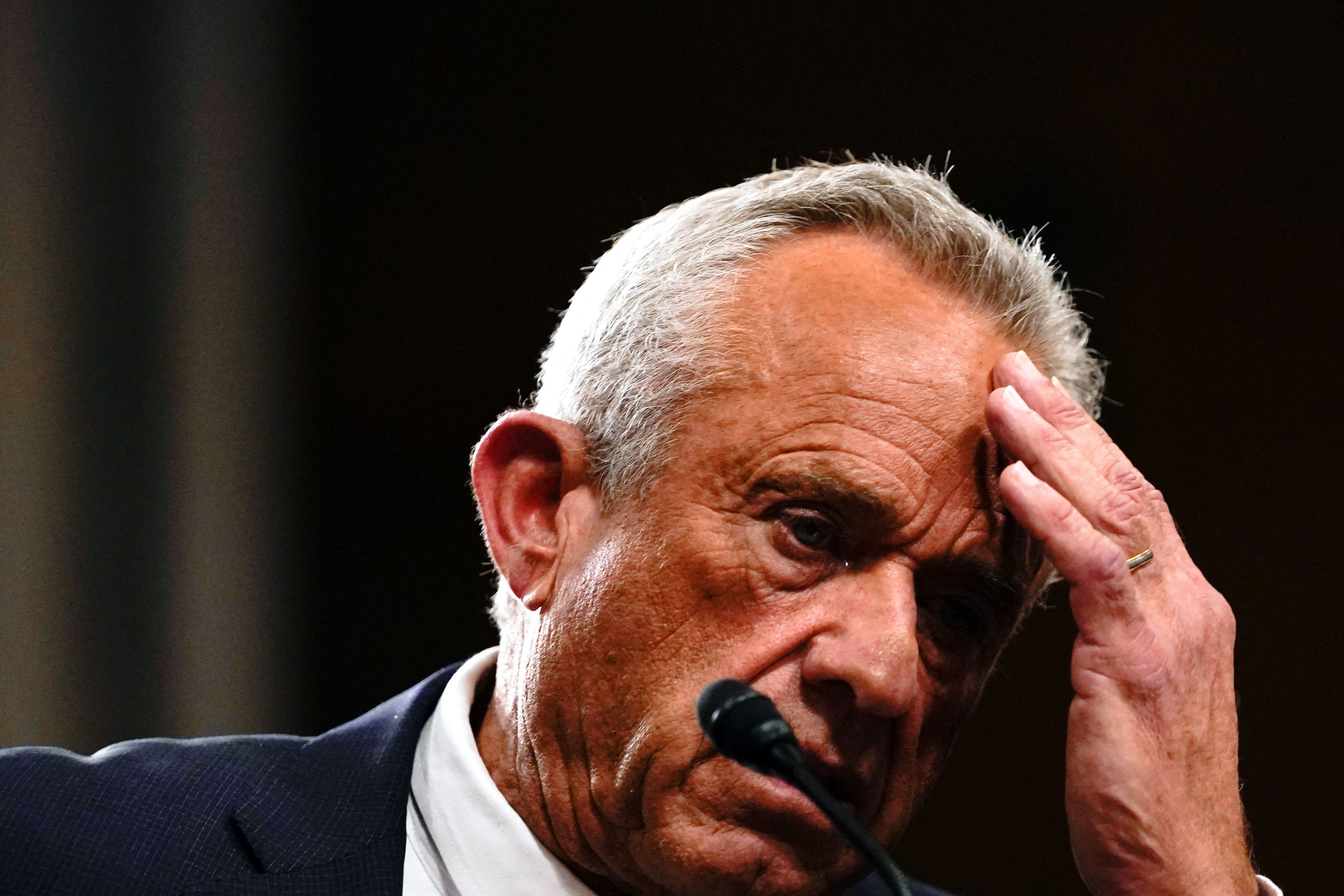 Robert F. Kennedy, Jr. bei seiner Anhörung zur Bestätigung durch den Senat in Washington am 30. Jänner 2025: Hier zitierte er die Studie, die einen Zusammenhang zwischen Impfungen und Autismus gefunden haben will. Dass diese mehrere grobe Fehler enthält und aus dem Kreis der Impfgegner- und Impfskeptikerszene stammt, erwähnte er nicht.