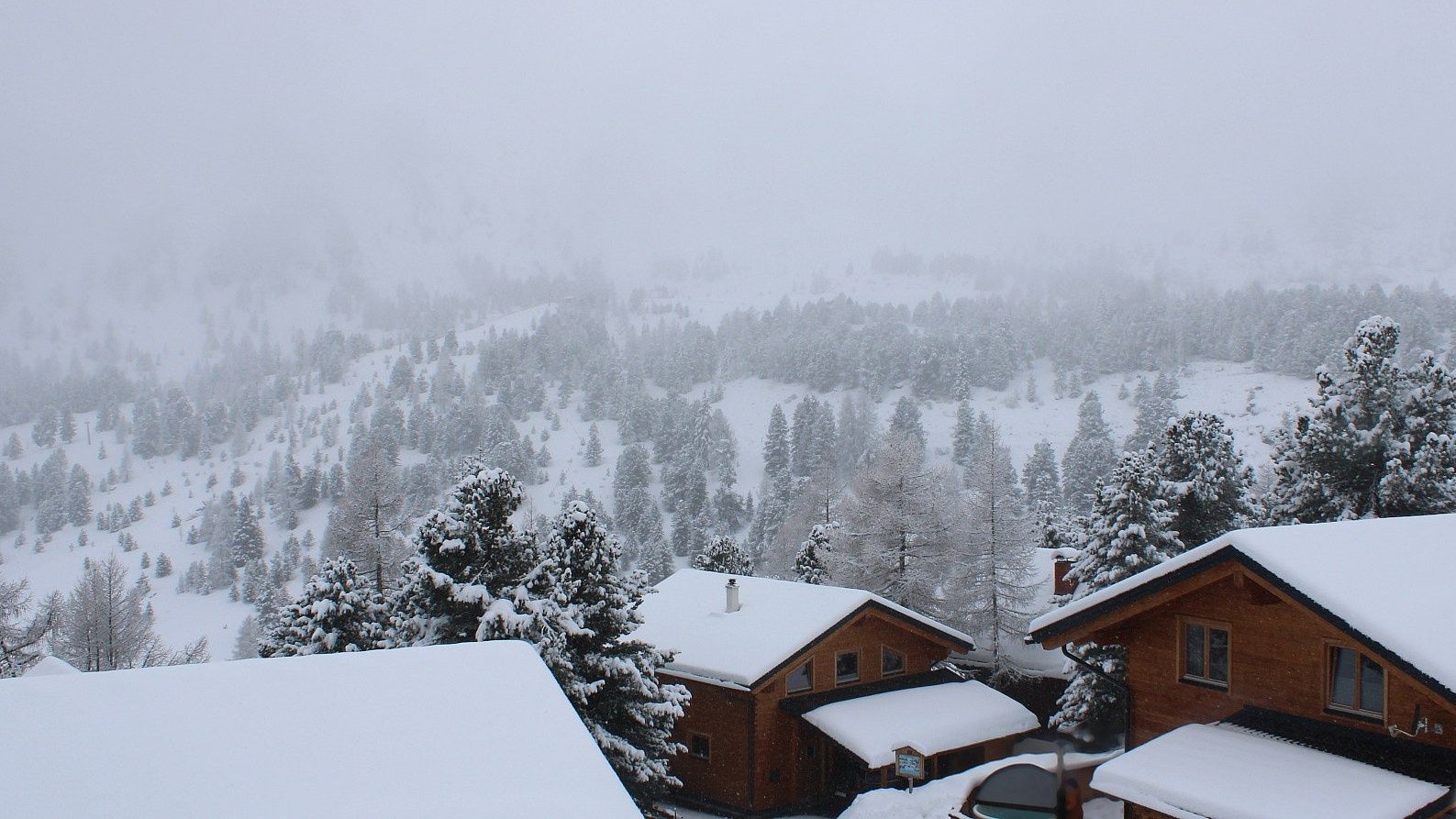 Blick auf die Heidi-Chalets am Falkertsee.