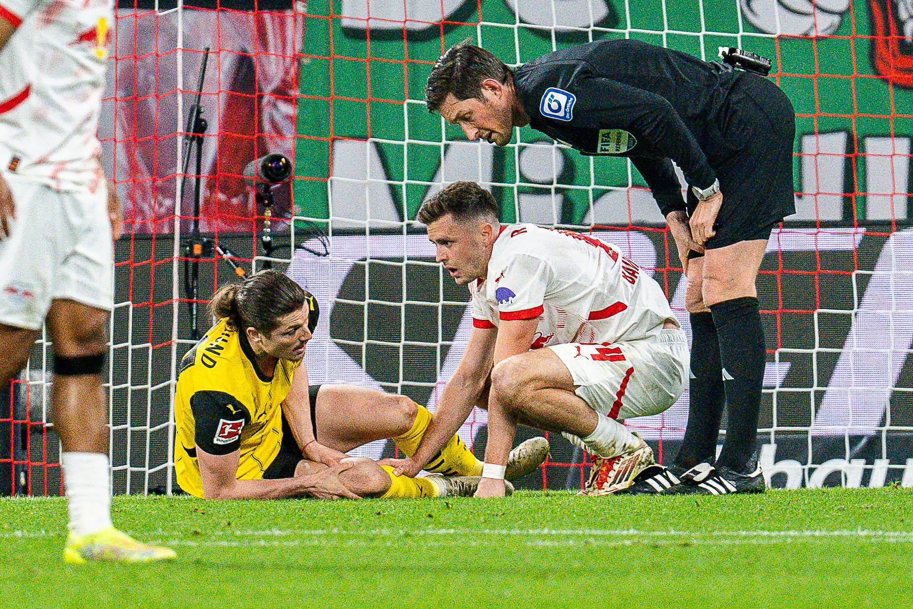 Sabitzer musste gegen Leipzig nach 30 Minuten ausgewechselt werden, Baumgartner spendet Trost.