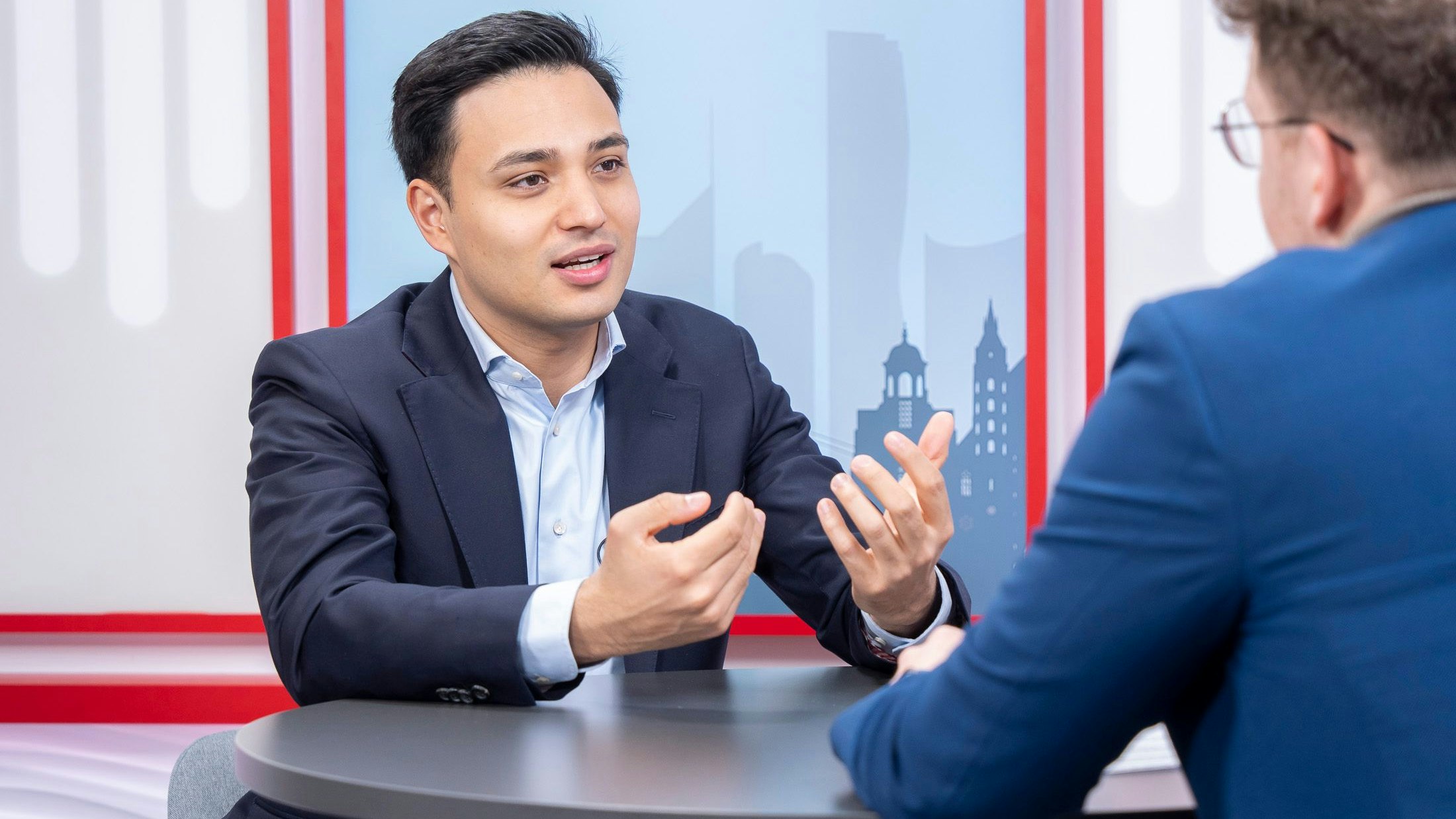 "Christoph Wiederkehr setzt mit dem Startschuss für Orientierungsklassen die nächste wichtige Maßnahme für ein gutes Zusammenleben in unseren Schulen", so NEOS-Klubchef Yannick Shetty.