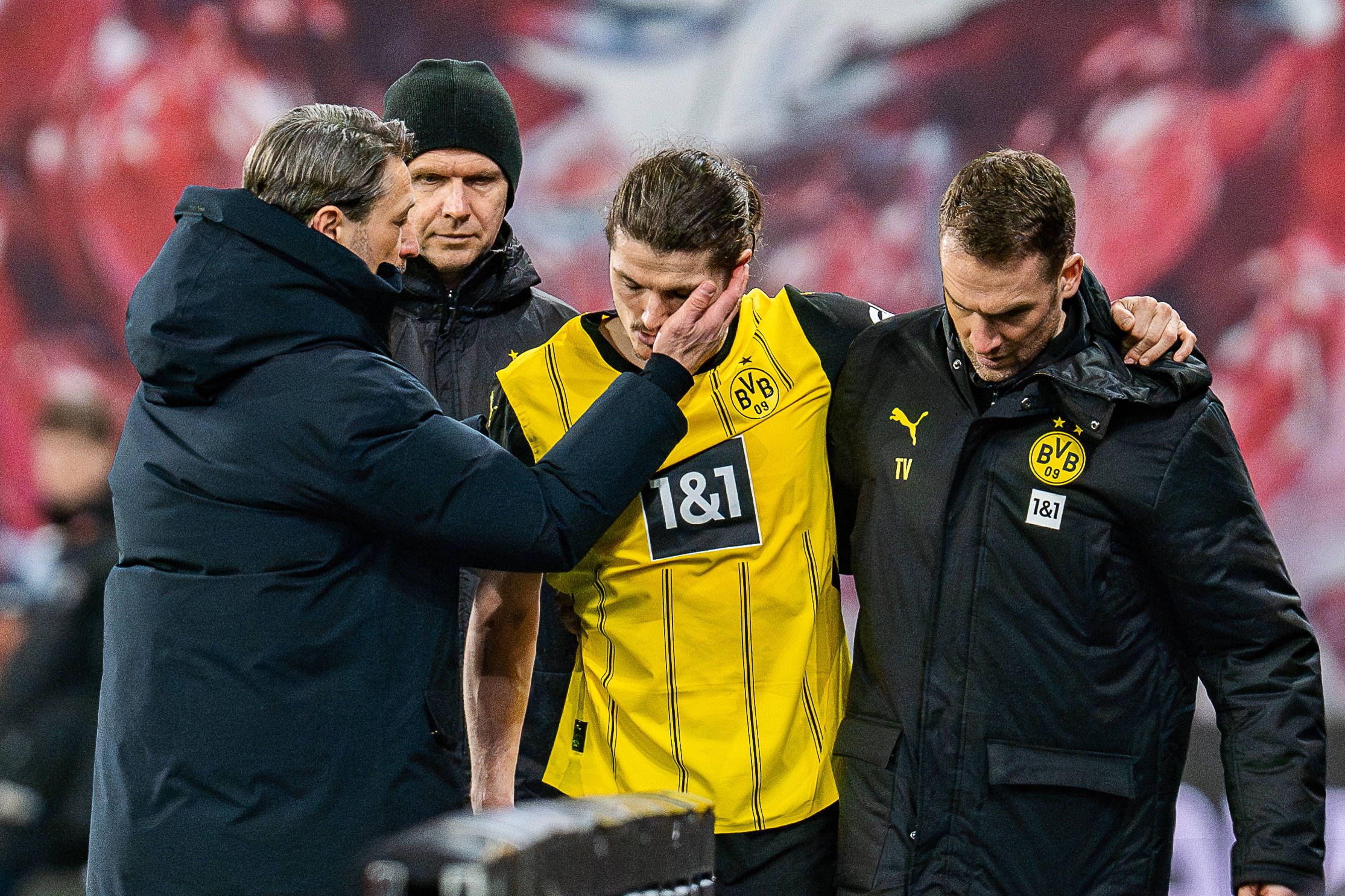 Coach Niko Kovac tröstet Marcel Sabitzer.