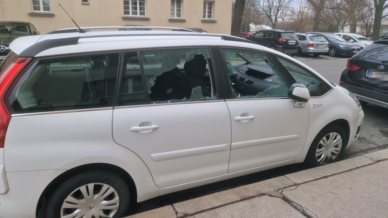 Scherbenhaufen im 22. Wiener Bezirk! Auf Sonntag wütete ein Unbekannter, demolierte insgesamt 83 Fahrzeuge.
