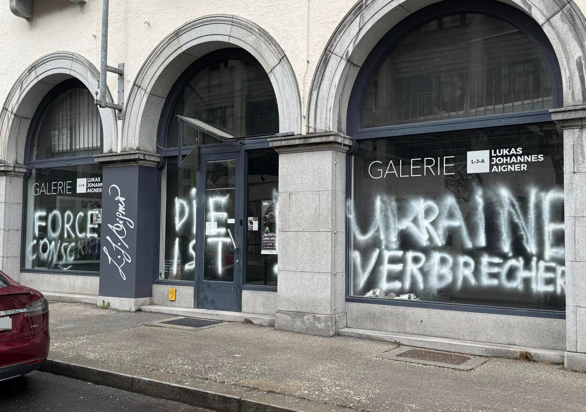 Die Schaufenster der Galerie Lukas J. Aigner wurden mit Anti-Ukraine-Parolen beschmiert.