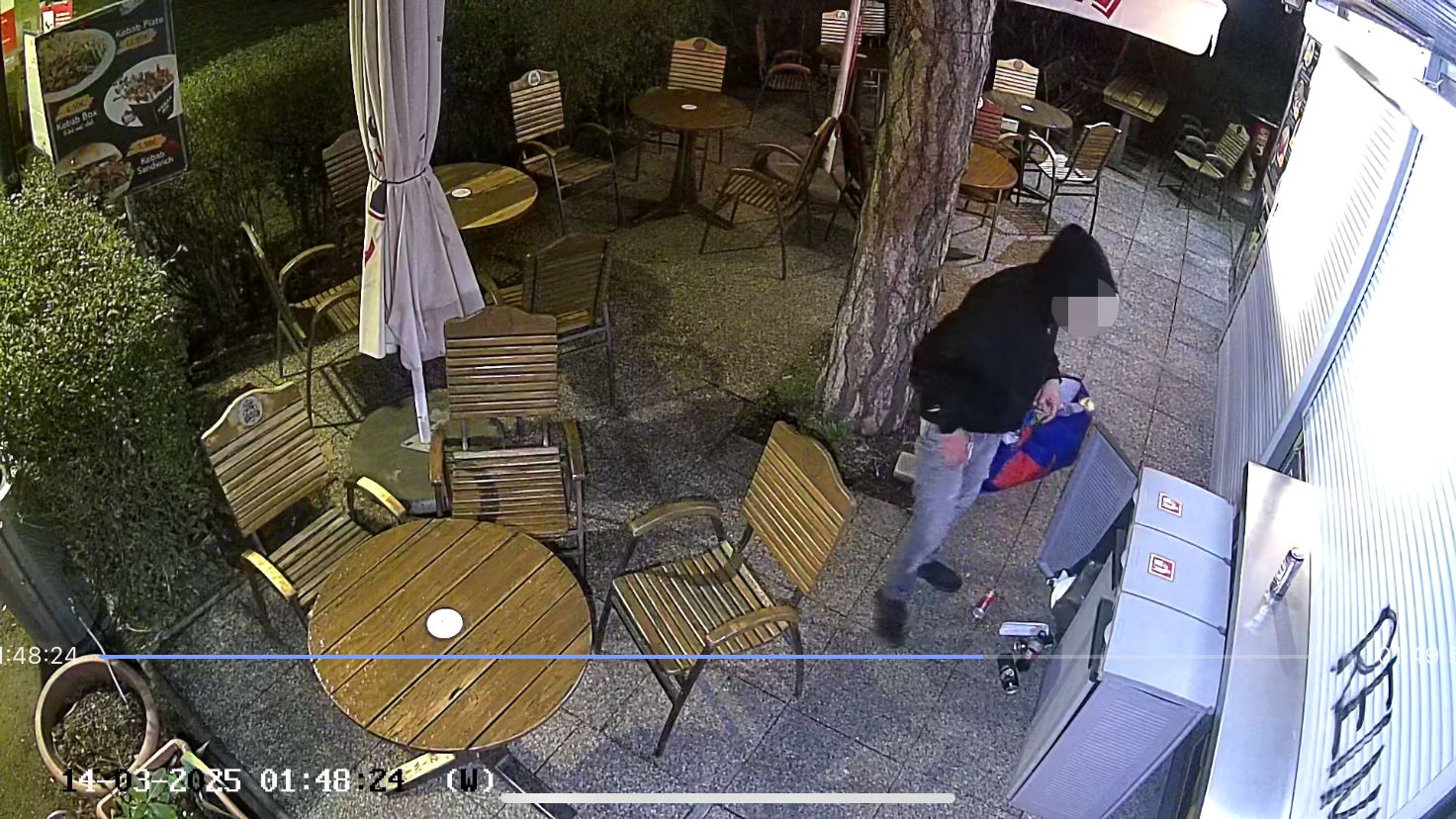 Erster Pfand-Dieb Österreichs! Mann wühlt nach Dosen.