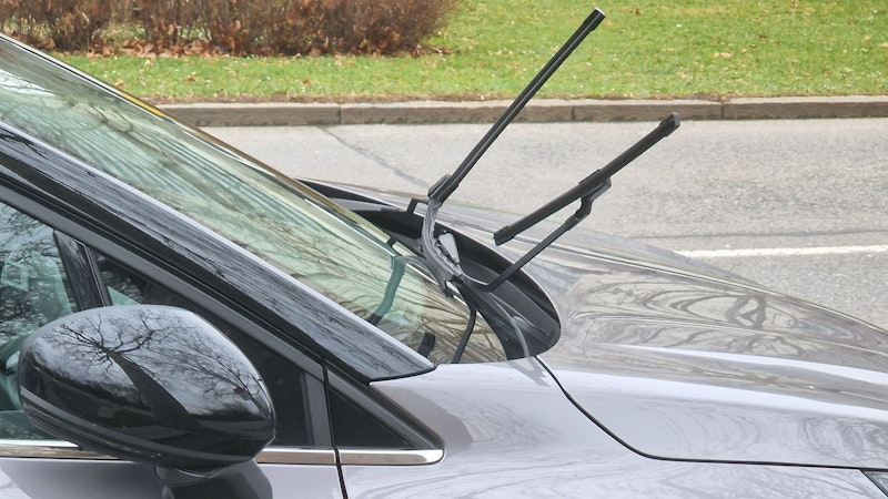 Laut Augenzeugen soll ein Jugendlicher geparkte Fahrzeuge reihenweise beschädigt haben.