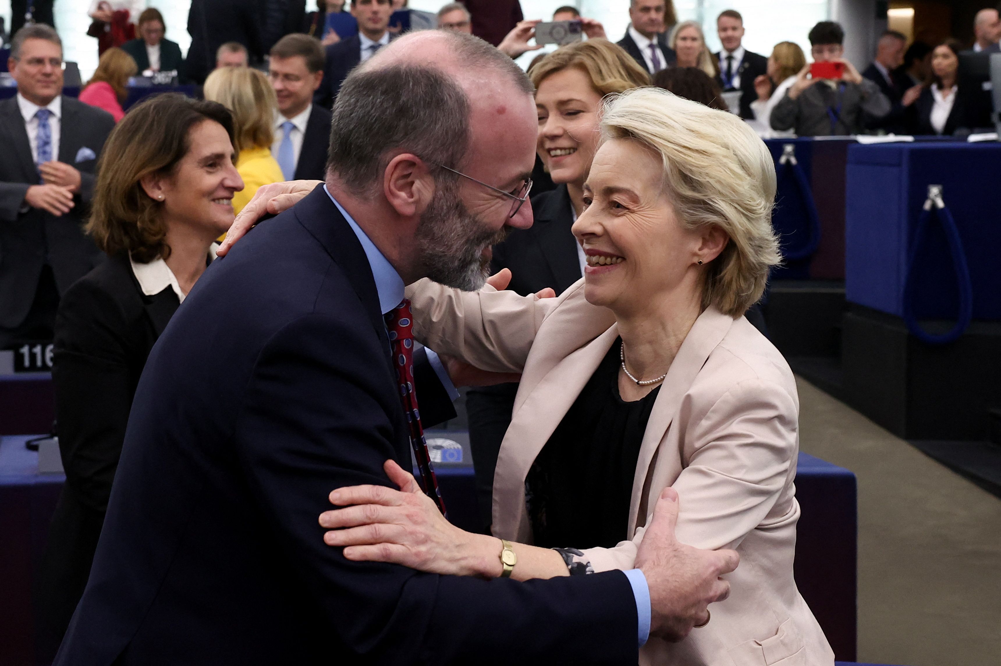 EVP-Fraktionsvorsitzender Weber mit Kommissionspräsidentin Ursula von der Leyen. In einem Interview fordert Weber, dass die EU auf Kriegswirtschaft umstellt.