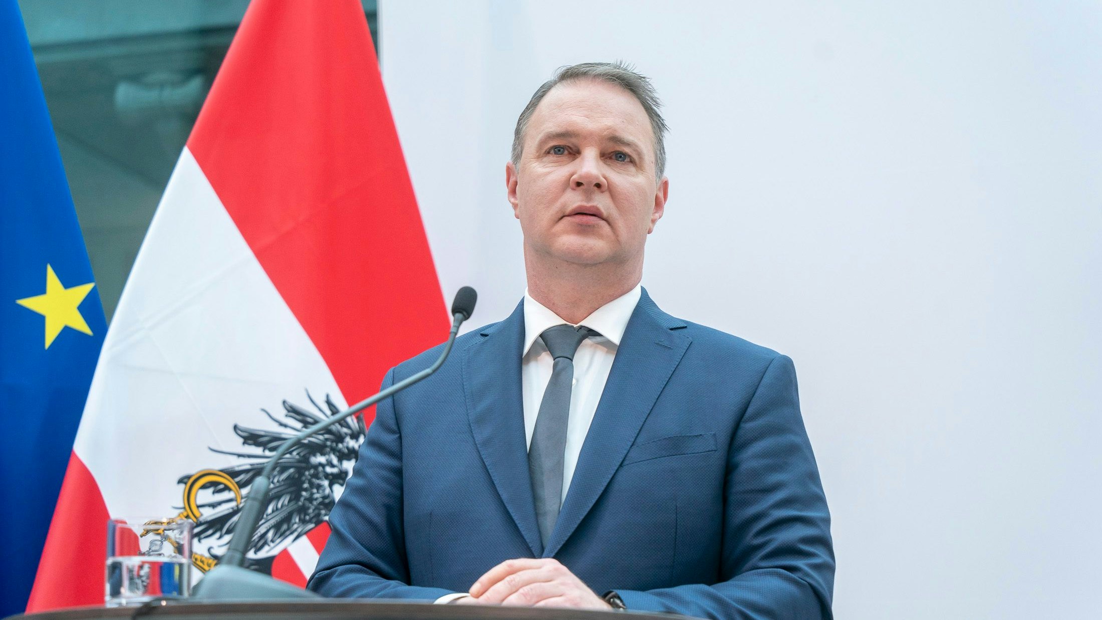 Heute.at - Antifa-Camp gestürmt: Babler ordnet Aufklärung an