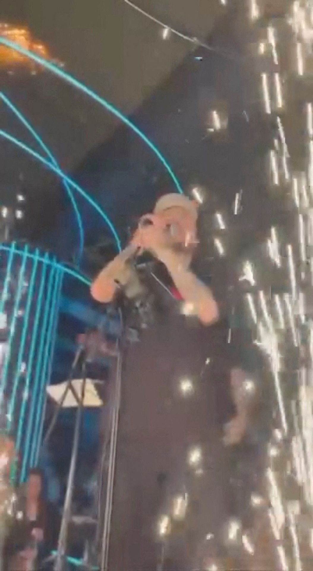 Eine für Lichteffekte eingesetzte Funkenmaschine löste laut ersten Erkenntnissen den Brand aus.