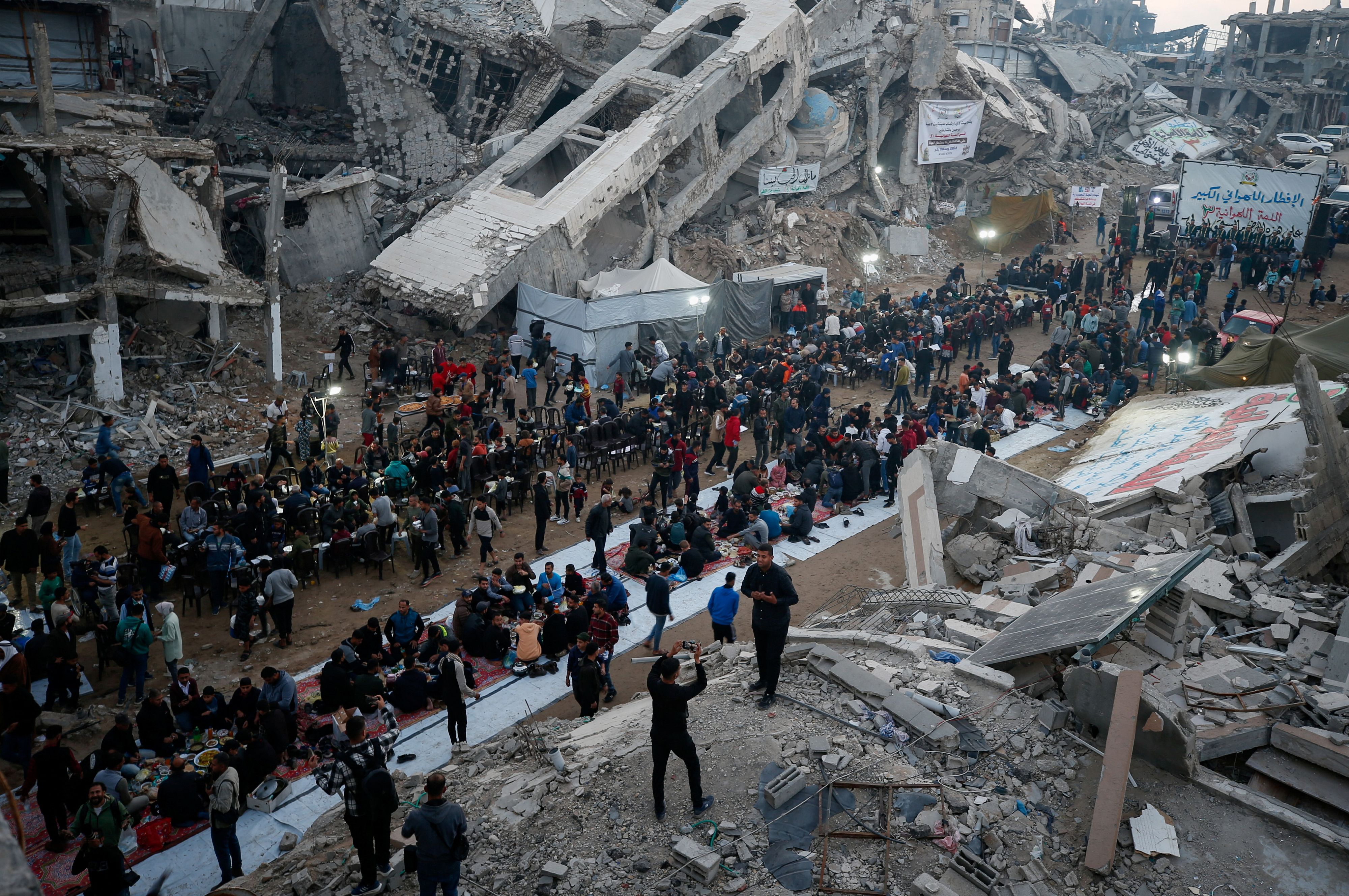 Laut Darstellung von Menschenrechtsgruppen wäre es ein potenzielles Kriegsverbrechen, wenn die Palästinenser zur Ausreise gedrängt oder gar gezwungen würden.