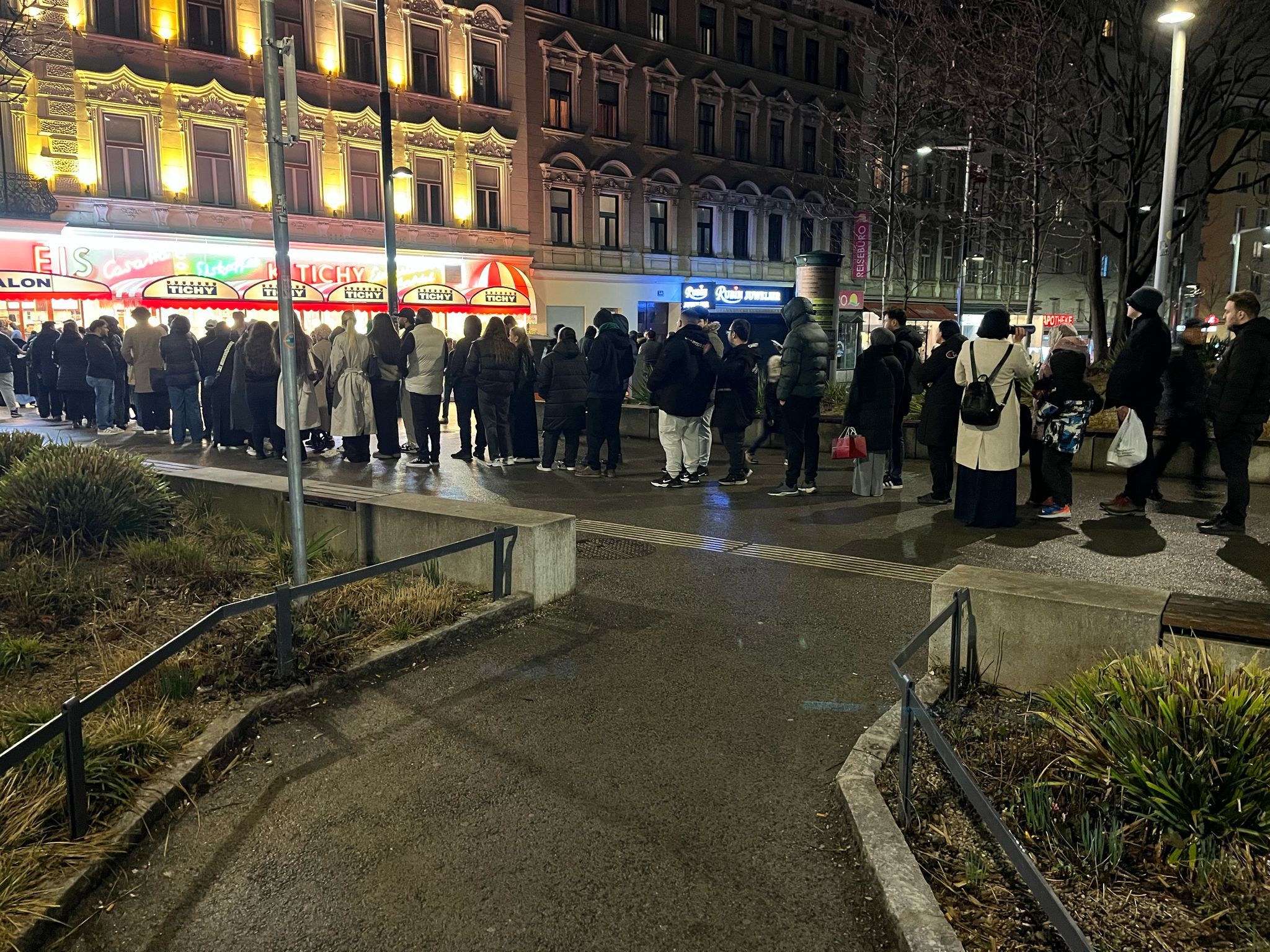 Selbst bei schlechtem Wetter stehen Eis-Fans beim Tichy Schlange.