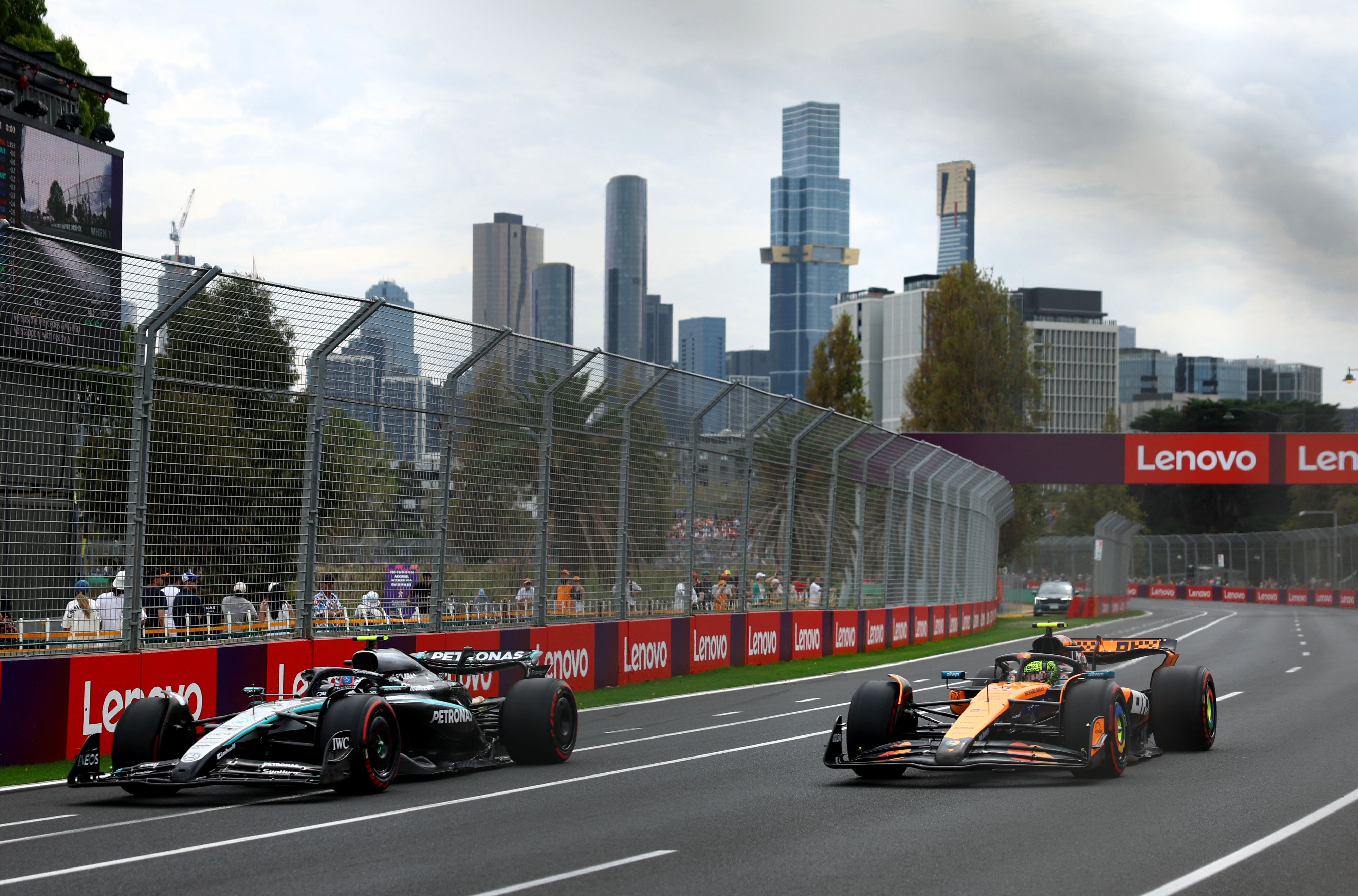 Kimi Antonelli (l.) und Melbourne-Sieger Lando Norris.