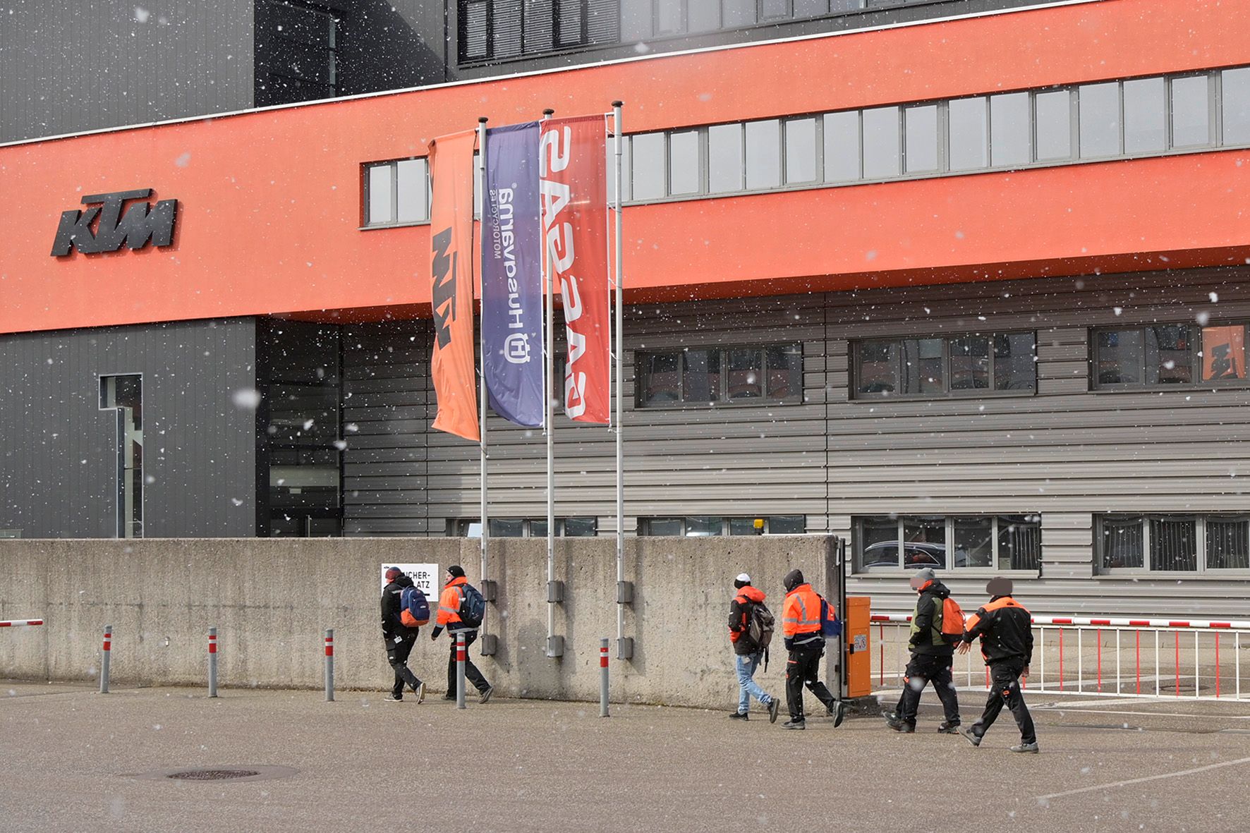 KTM-Mitarbeiter beim Verlassen des Hauptwerks in Mattighofen (Bez. Braunau) nach Ende der Frühschicht Montagnachmittag.