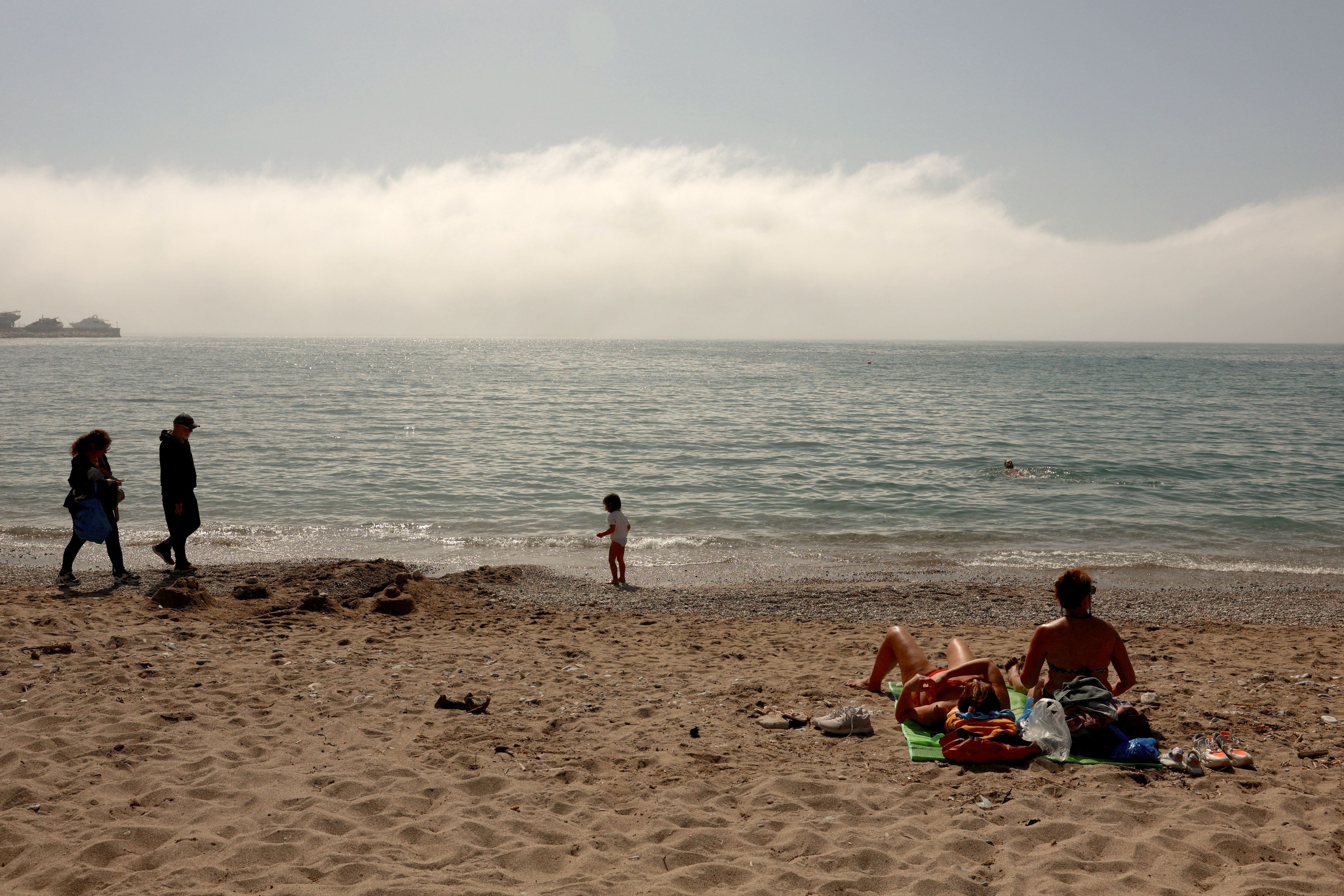 Extremwetter im März 2025: Menschen suchen Erholung am Strand.