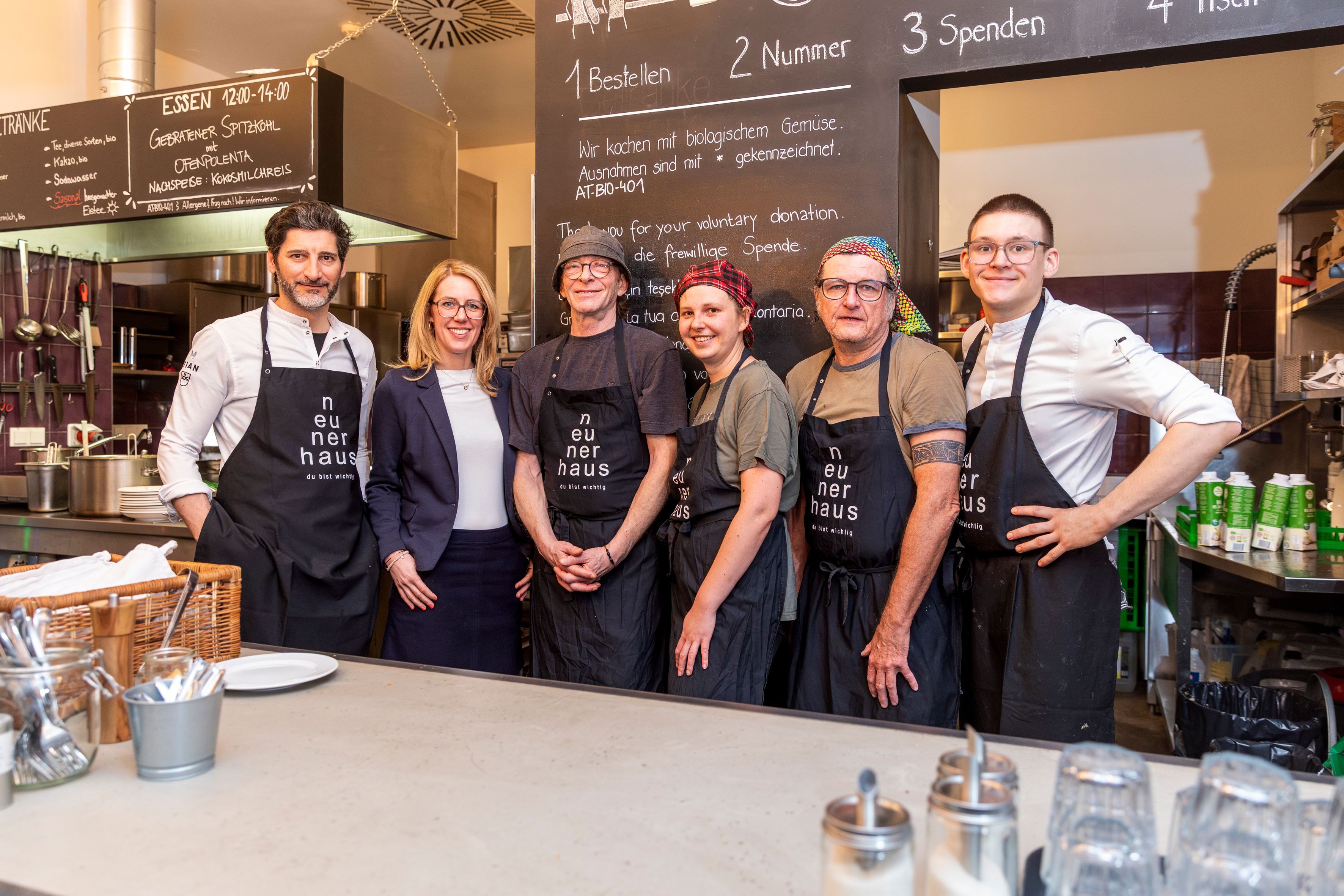 Ehrenamtliche und Starkoch Paul Ivic (links) kochten für Bedürftige.