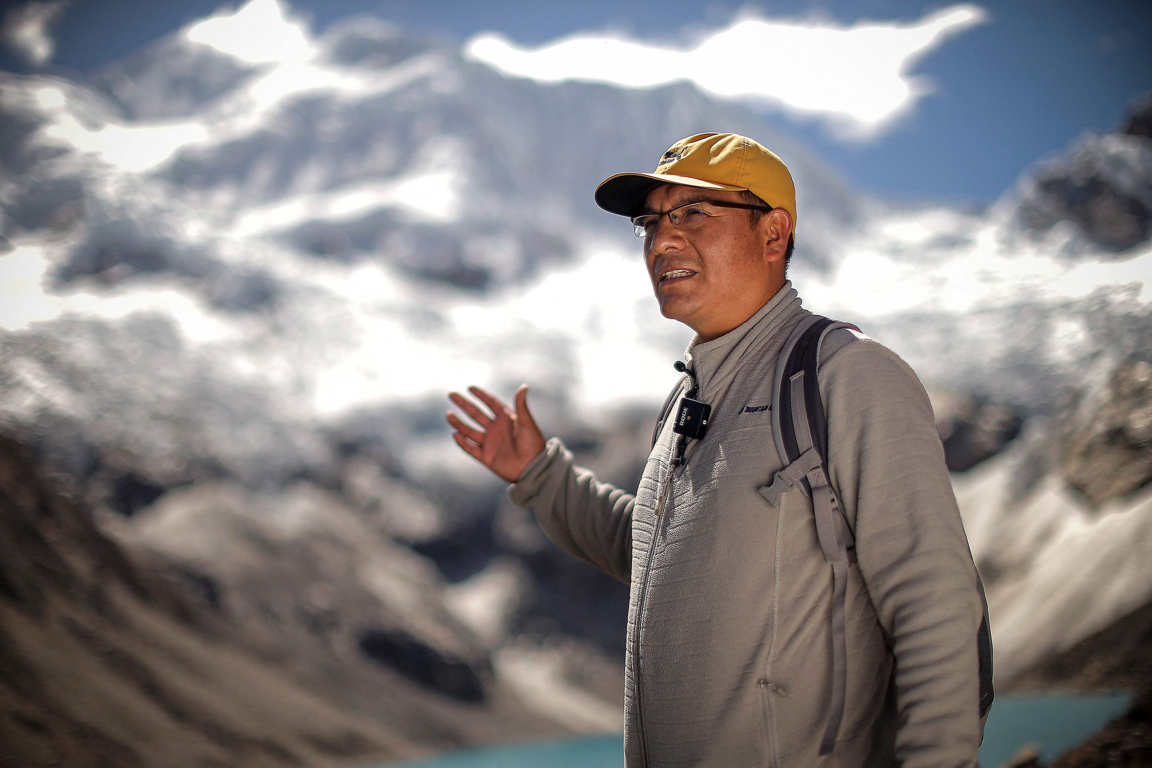 Saul Luciano Lliuya vor dem Andensee Palcacocha in seiner Heimat, 4.650 Meter über dem Meer.