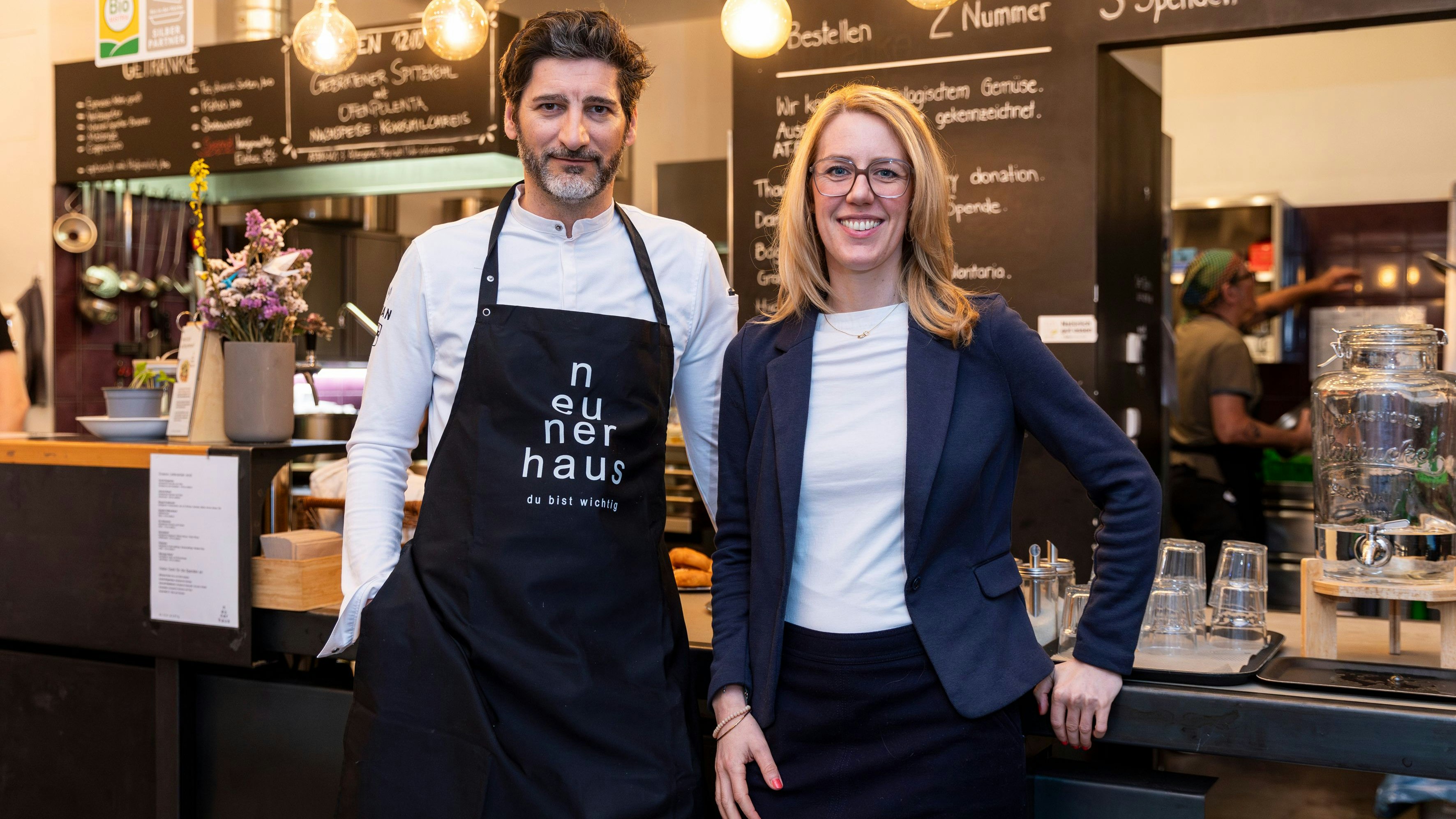 Sternekoch Paul Ivić und Daniela Unterholzner, neunerhaus Geschäftsführerin.