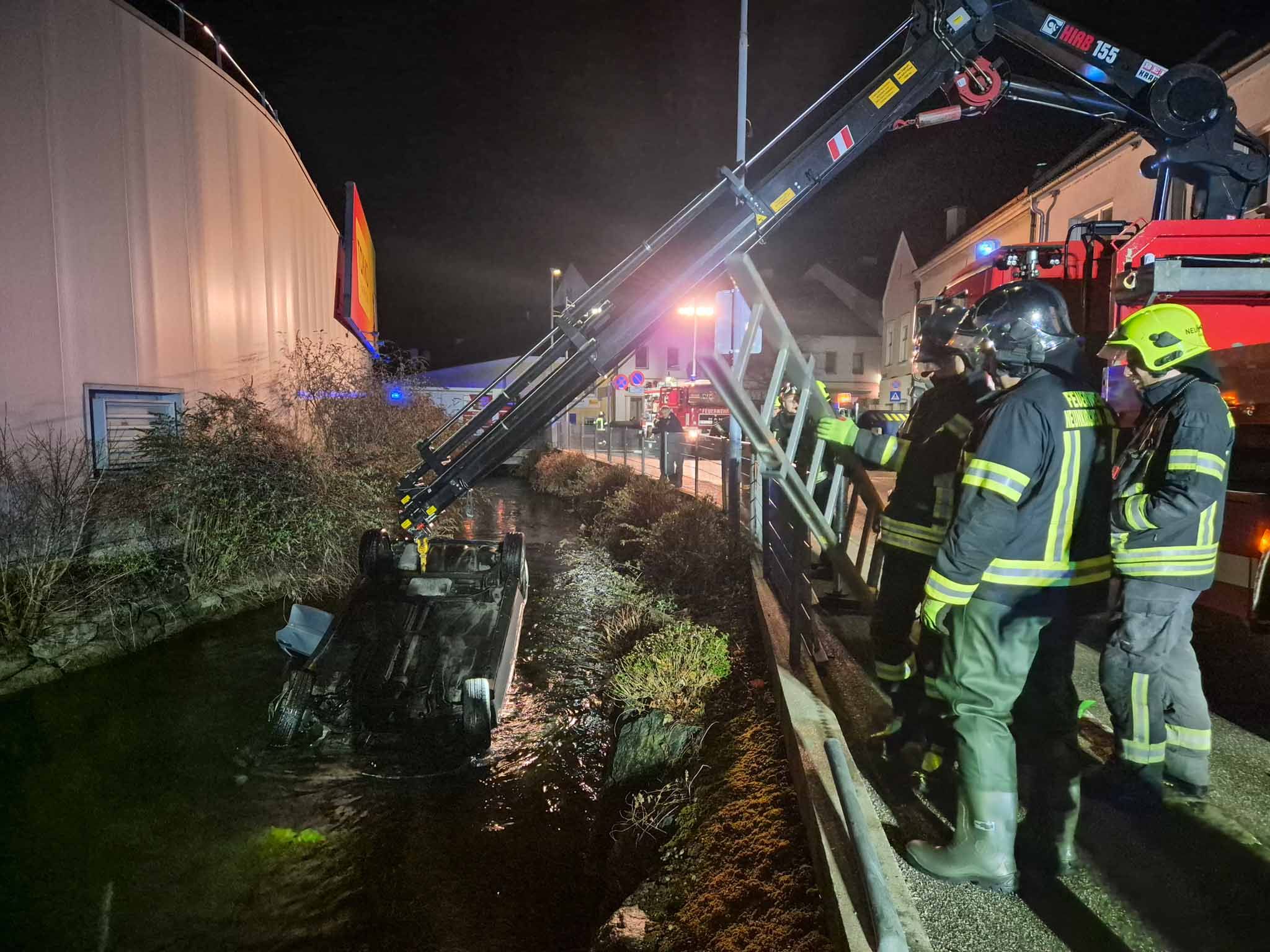 Spektakulärer Unfall in Neunkirchen: Auto landete in Bach