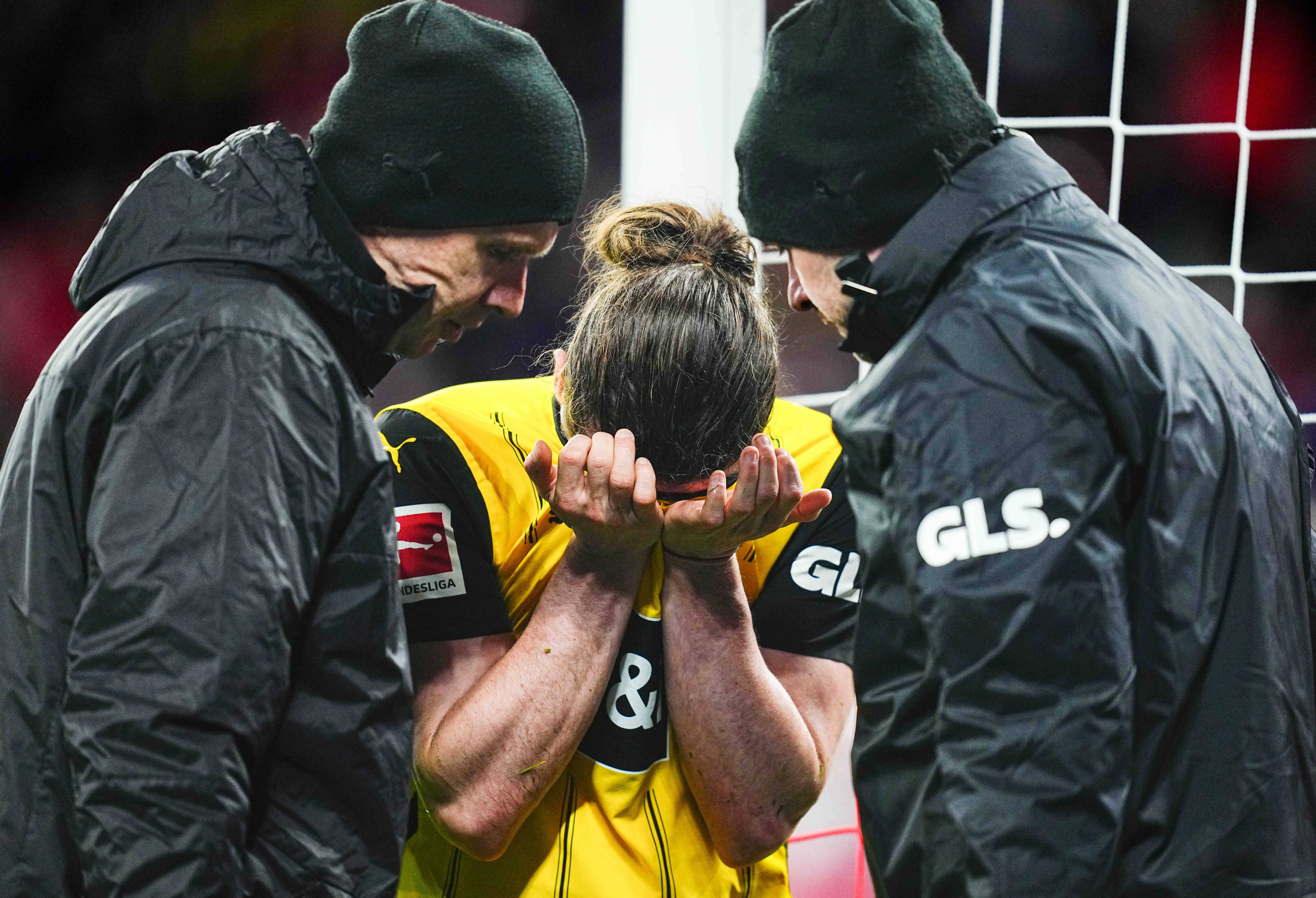 Dortmund-Star Marcel Sabitzer litt bei der Auswechslung gegen Leipzig sichtlich unter starken Schmerzen.