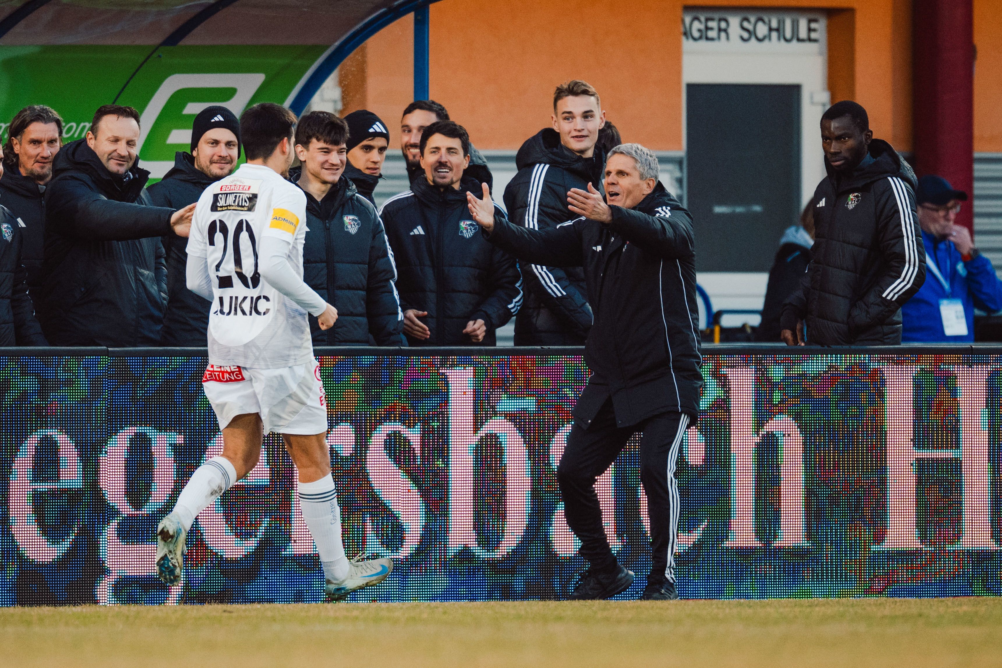 Didi Kühbauer beim Jubeln mit Offensivspieler Dejan Zukic. 